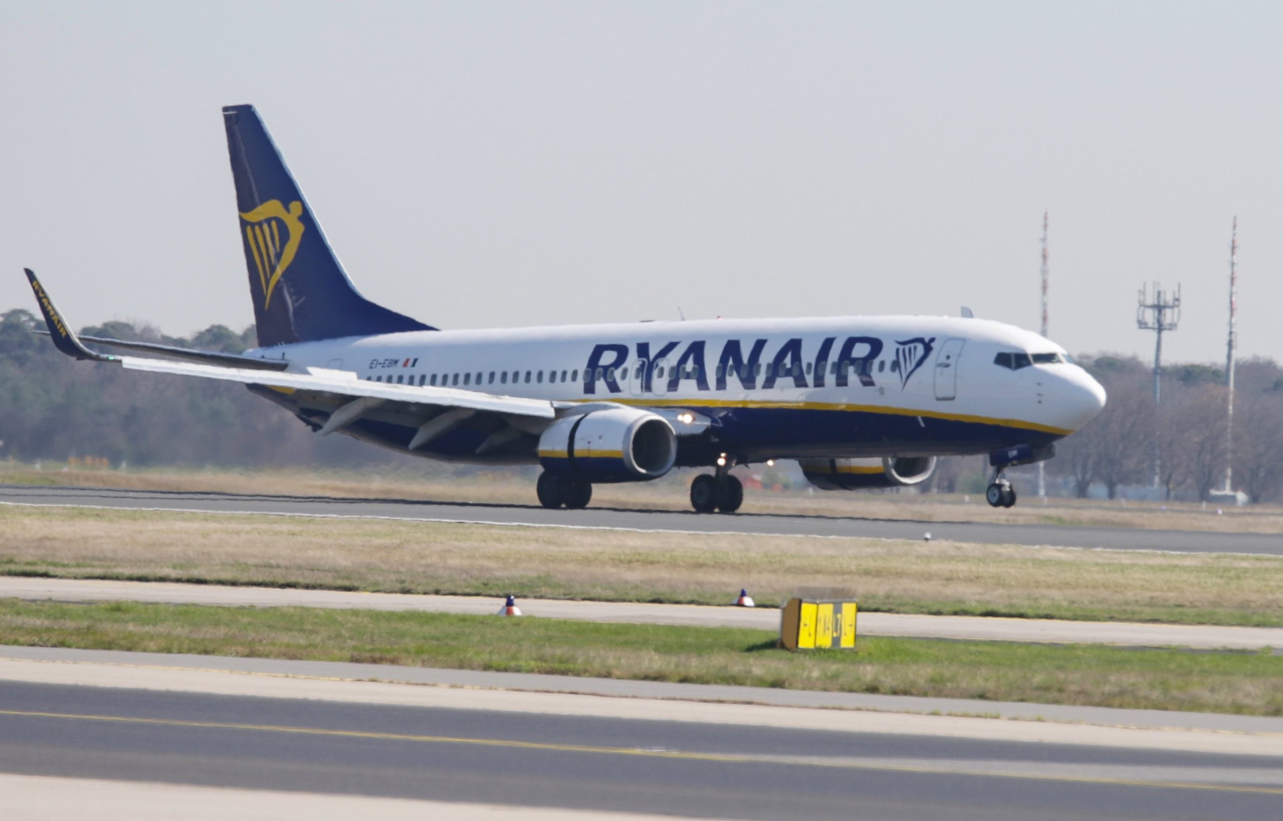 Passageiros da Ryanair com voos cancelados devem reclamar junto da companhia, diz regulador