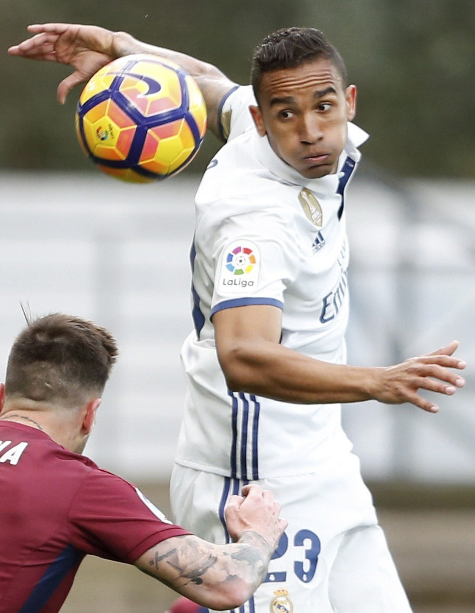 Danilo assina por cinco anos com o Manchester City