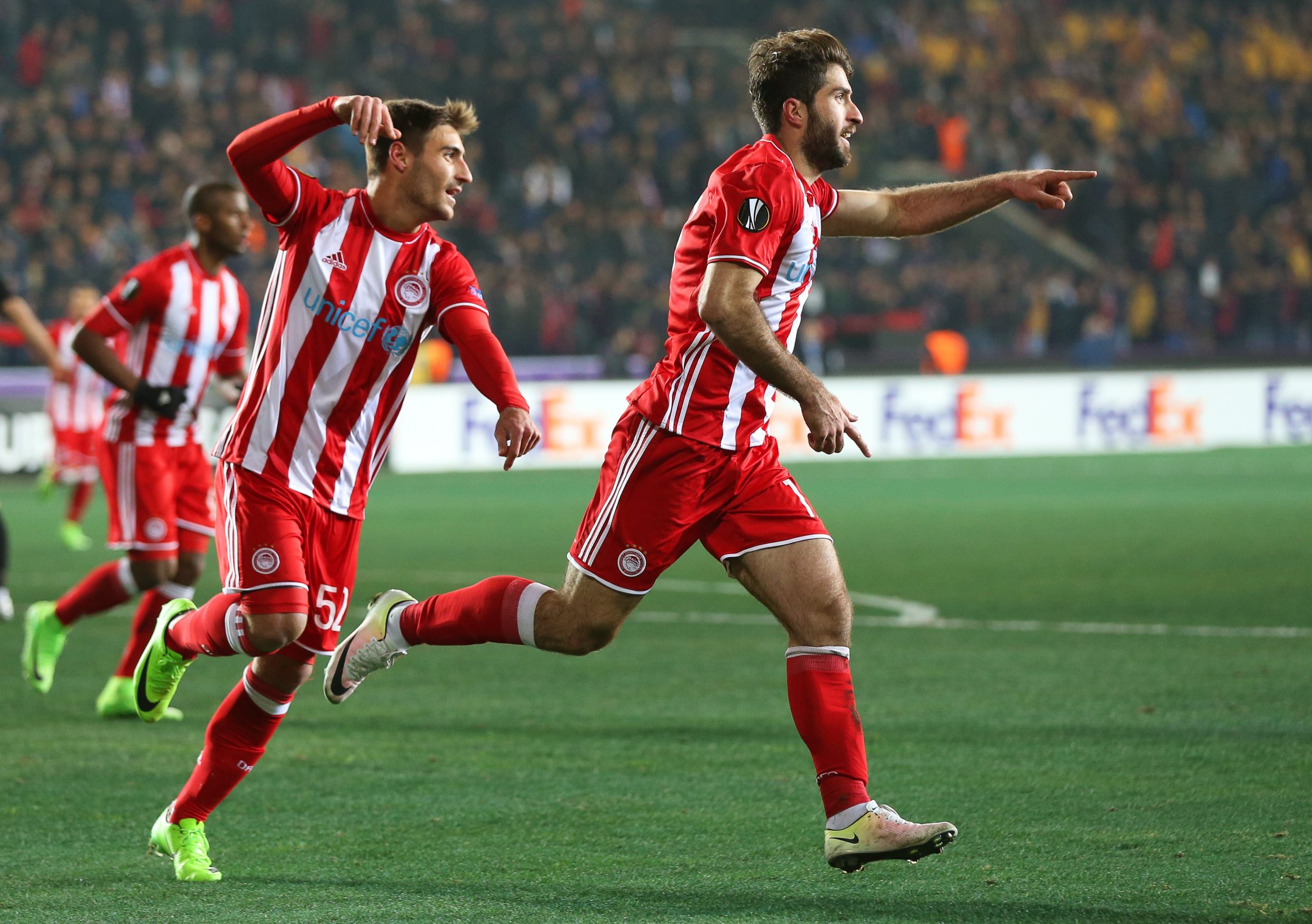 Olympiakos sancionado com perda de pontos depois de invasão de campo por adeptos
