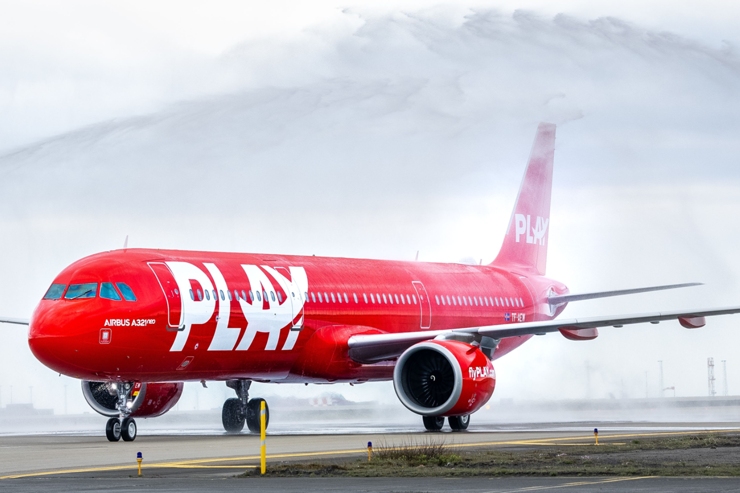 Falência da Fly Play afeta mais de 1.700 passageiros, entre eles portugueses, e leva governo islandês a pensar em voos extra