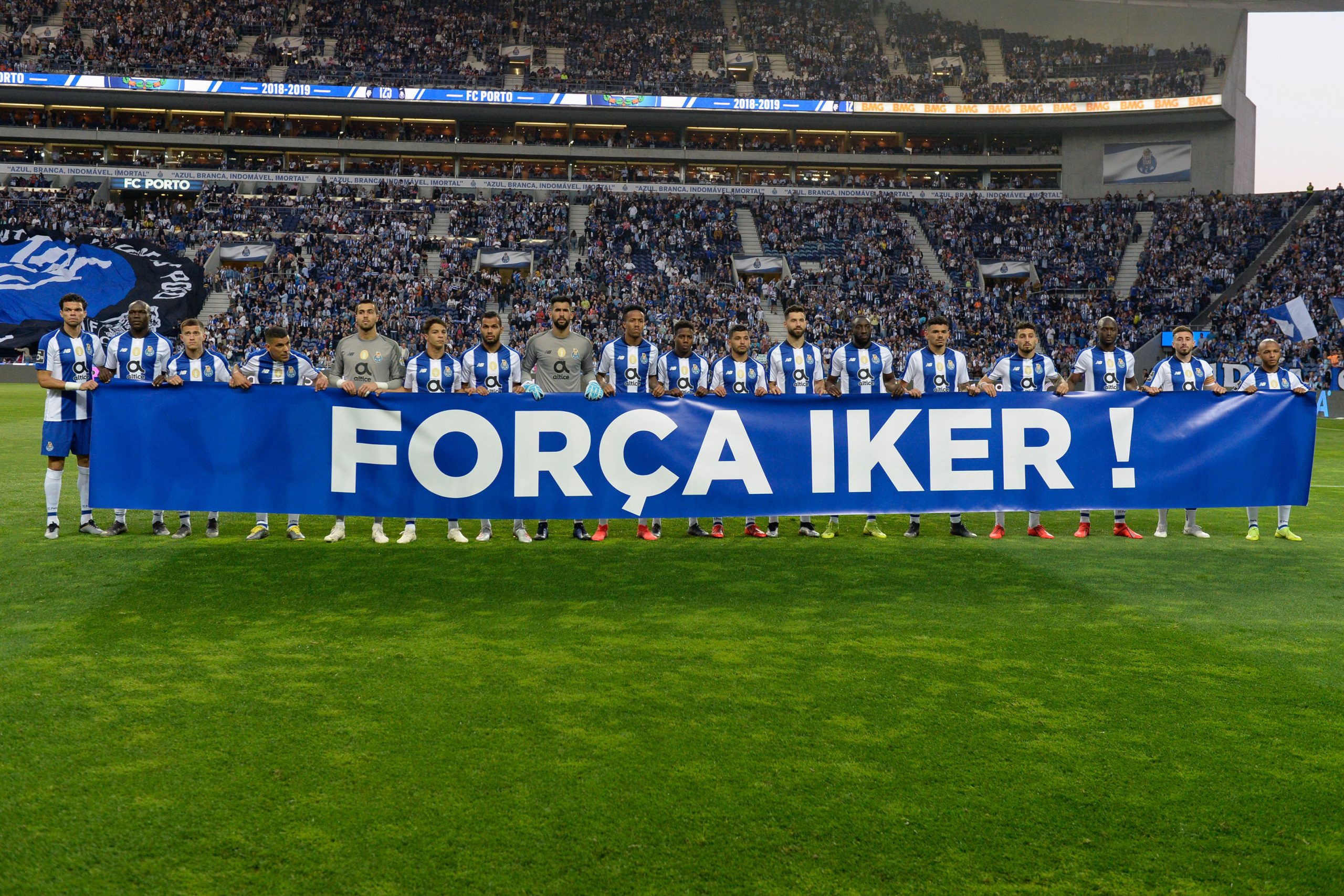Iker Casillas homenageado no Estádio do Dragão por jogadores e adeptos