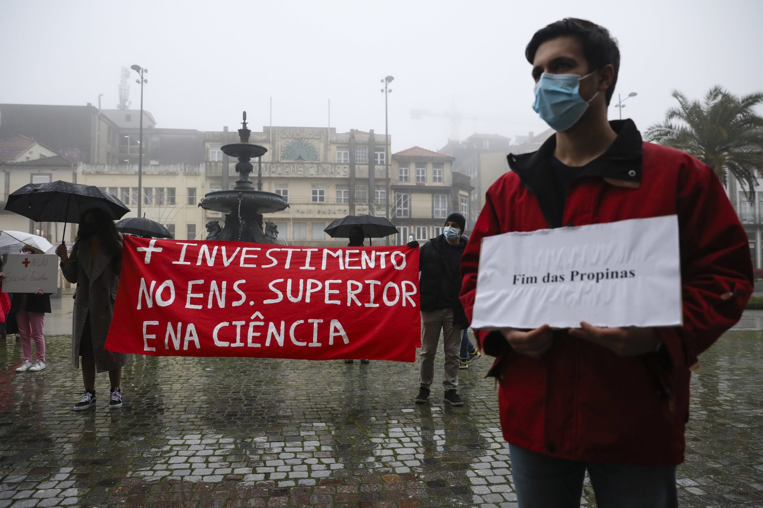 Estudantes do Ensino Superior exigiram no Porto fim das propinas
