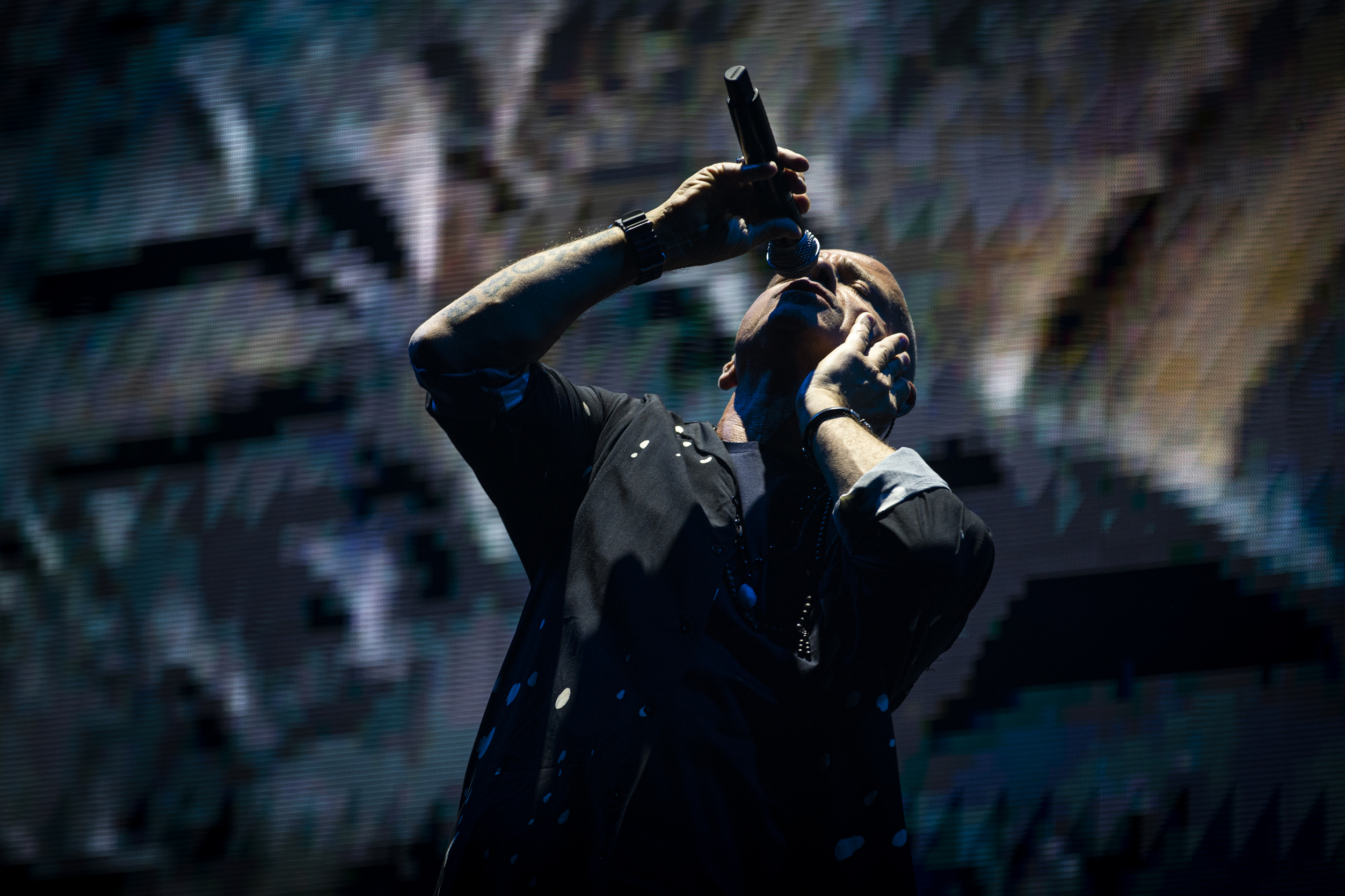 É ‘o último romântico’ e está melhor que nunca. A grandeza de Eros Ramazzotti no Altice Arena