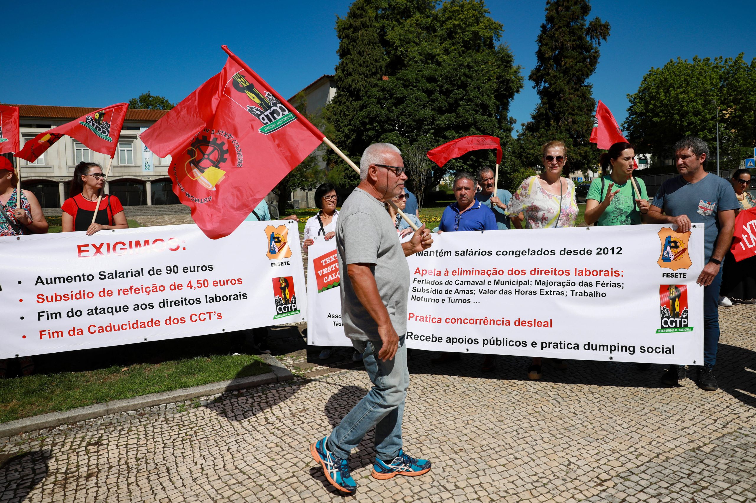 Trabalhadores do têxtil manifestam-se em Famalicão por aumento de salários