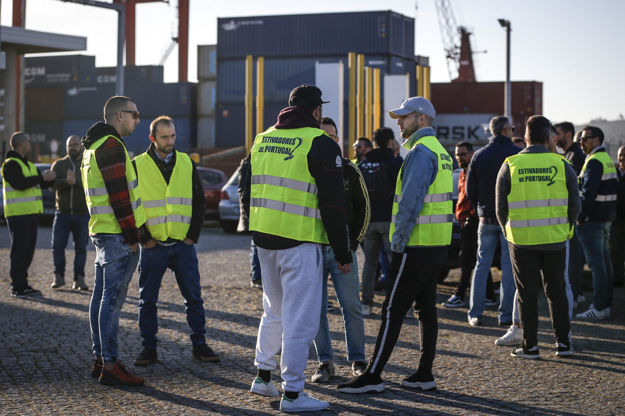 Estivadores de Lisboa ameaçam greve preventiva após estado de emergência