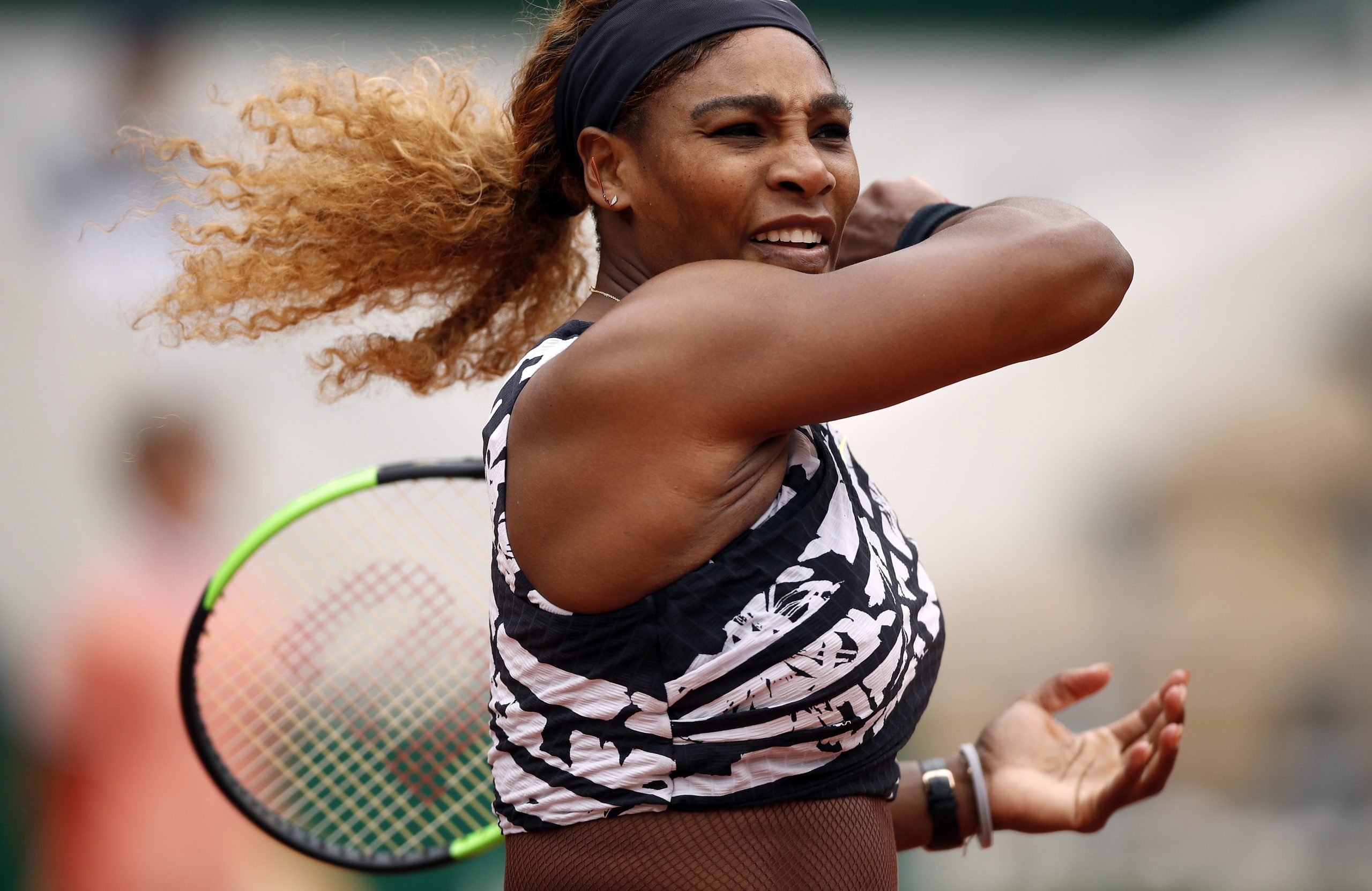 Serena Williams consegue reviravolta e está na segunda ronda do Roland Garros