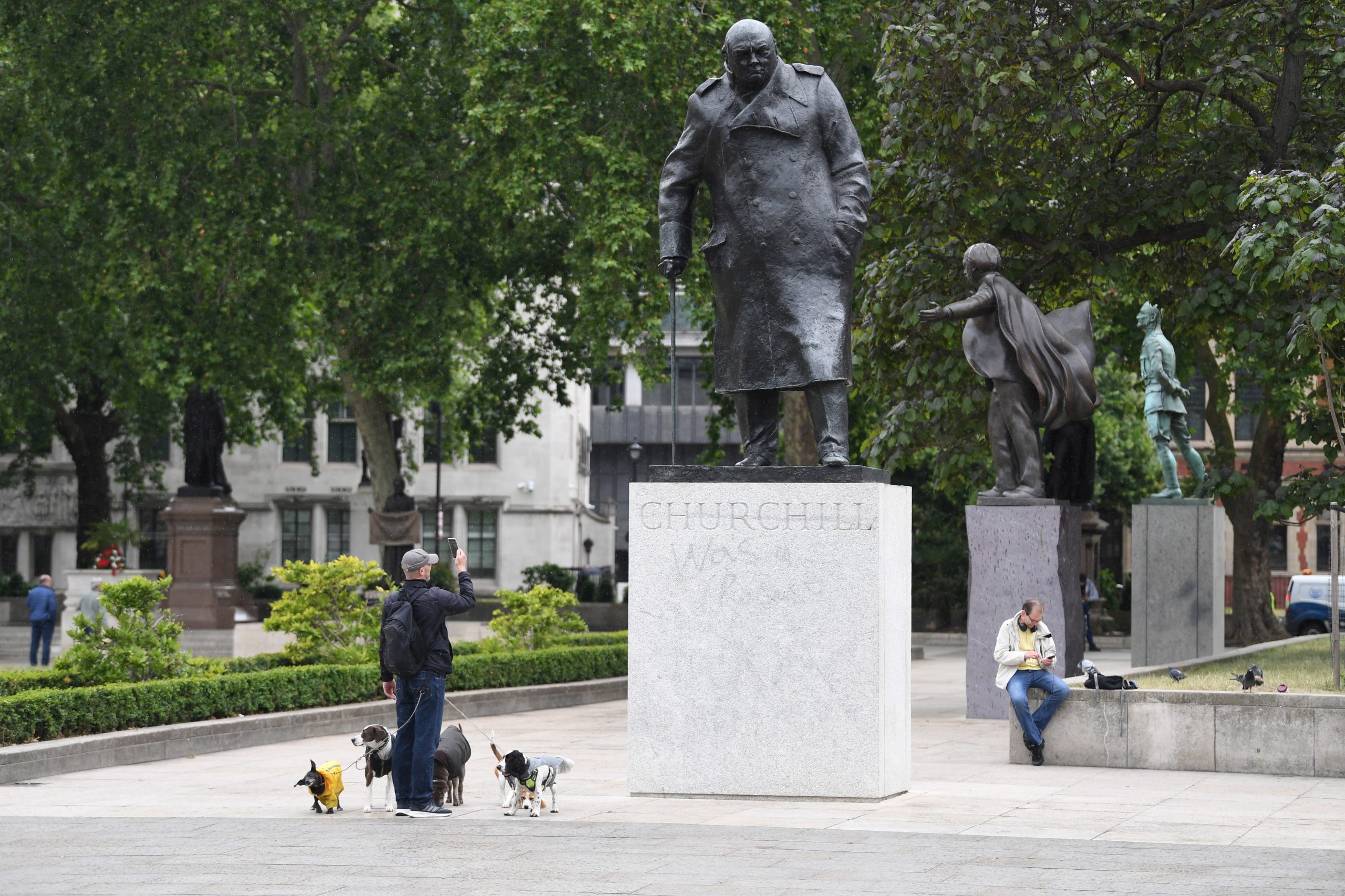 Boris Johnson considera “absurdo e vergonhoso” que a estátua de Winston Churchill esteja em risco de ser vandalizada