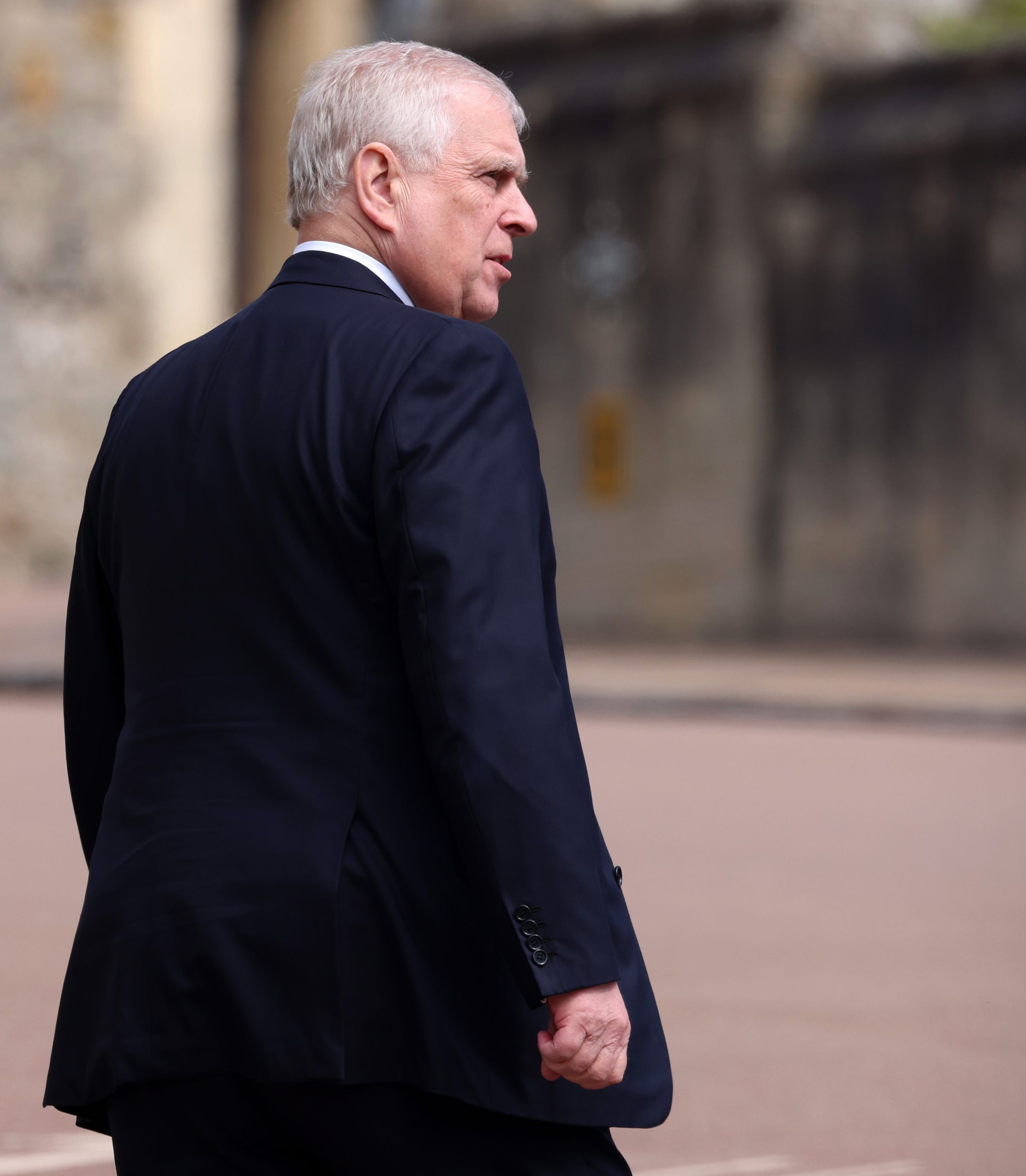 Polícia avalia alegações de que Andrew Mountbatten-Windsor partilhou informação confidencial com Jeffrey Epstein