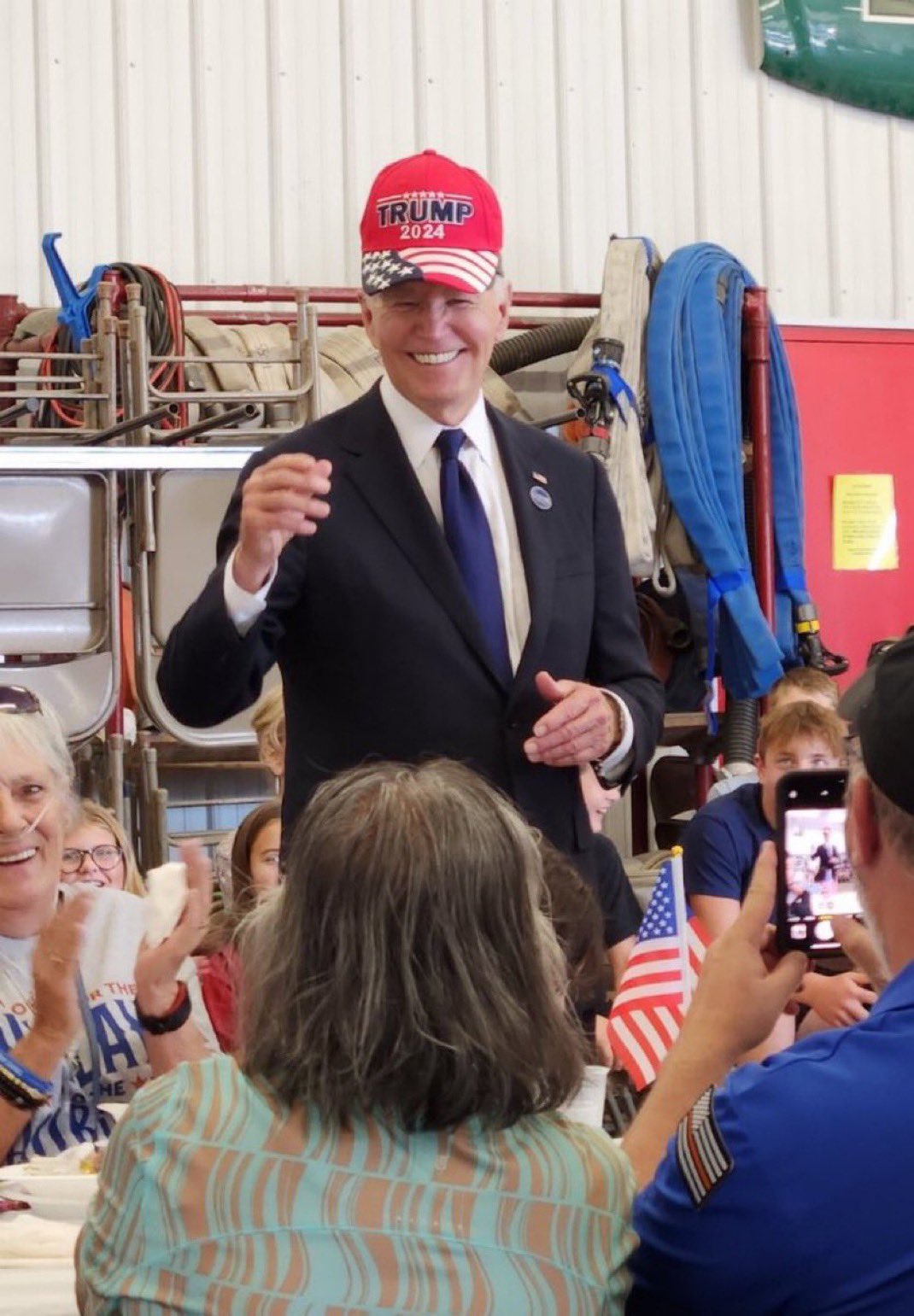EUA: Biden surpreende ao colocar boné de apoio a Trump