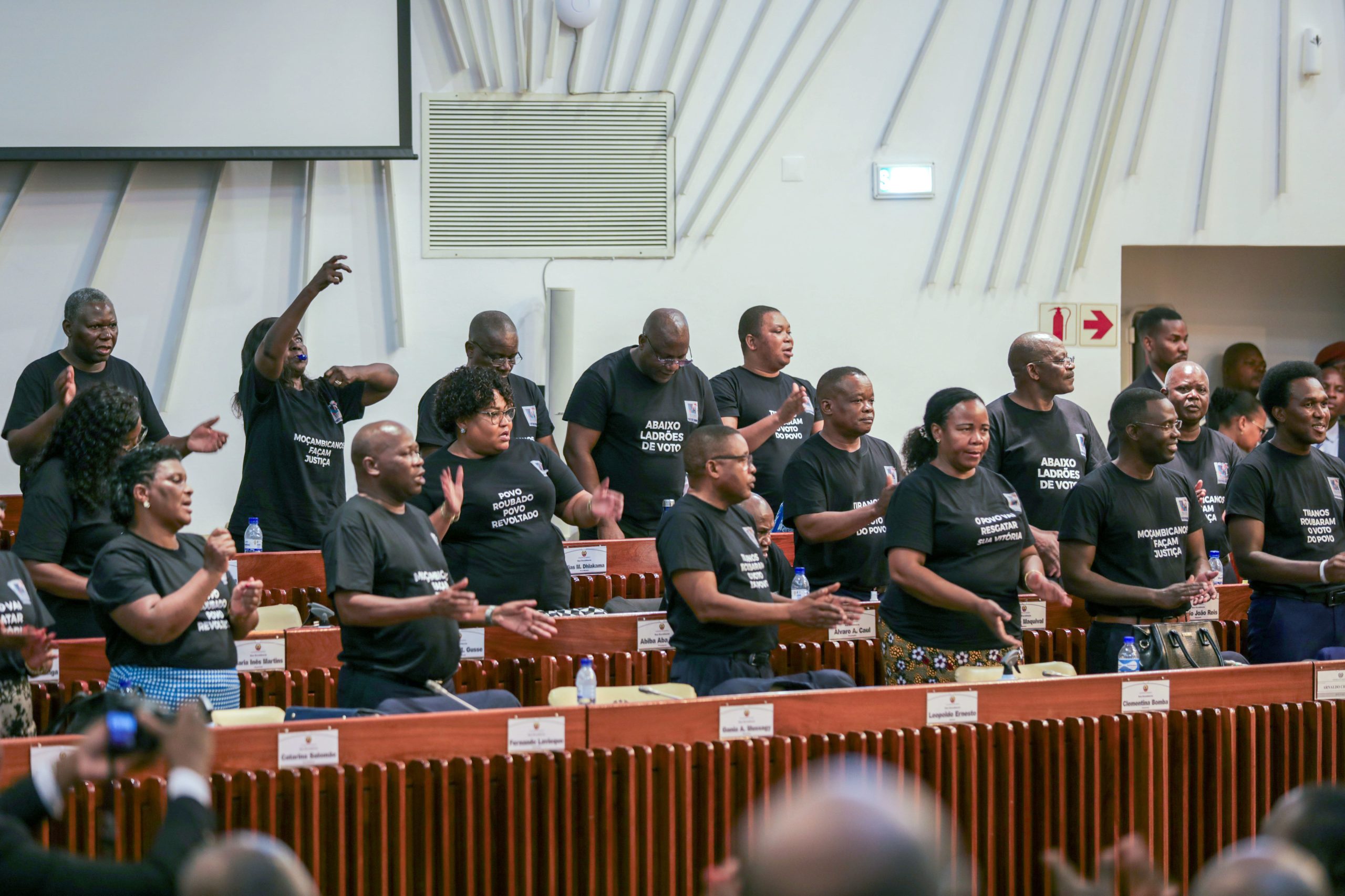 Oposição vaia e interrompe PR moçambicano durante discurso sobre Estado da nação