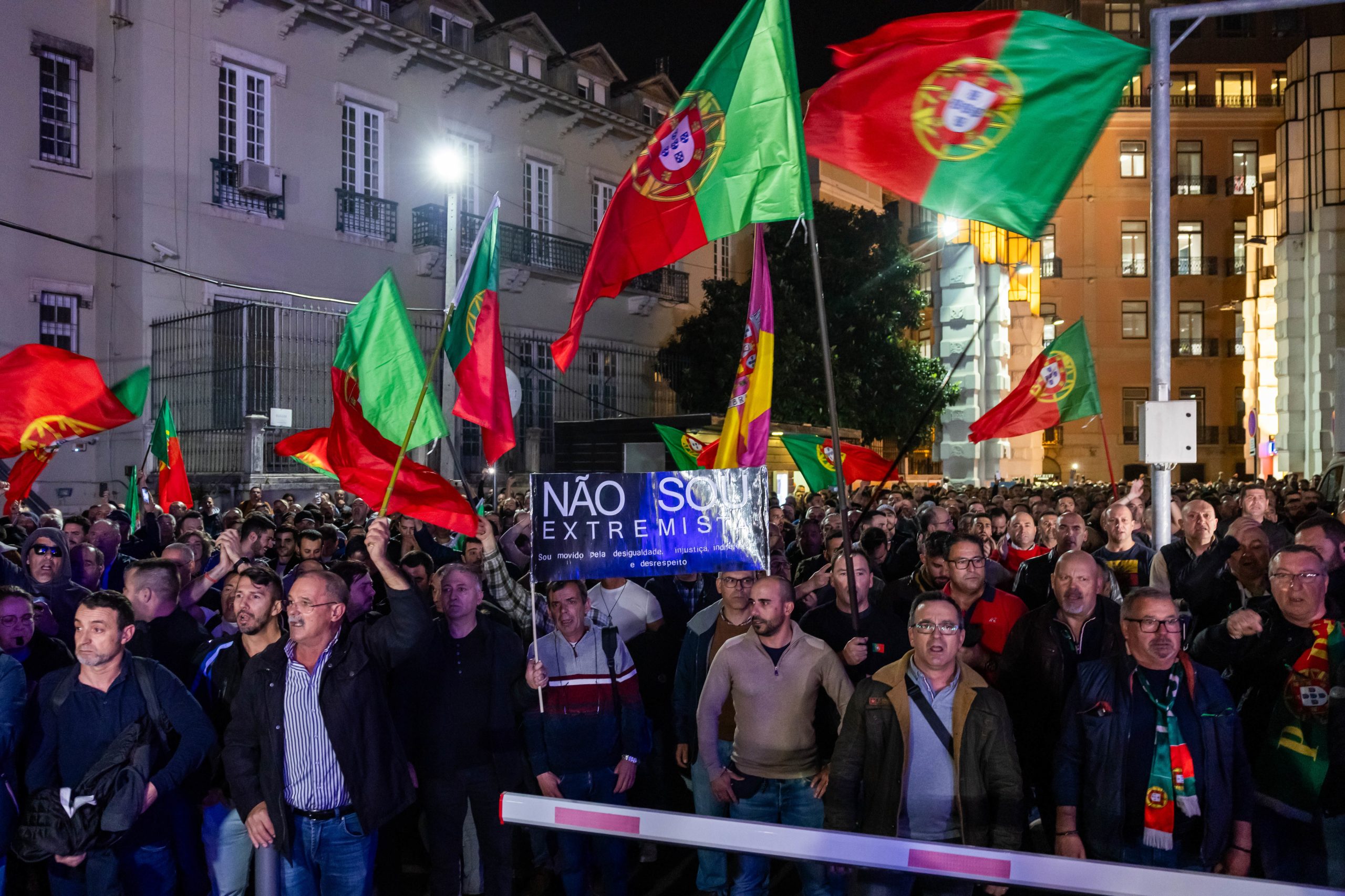 Polícias desmobilizam do Capitólio após saída de Pedro Nuno Santos e Montenegro