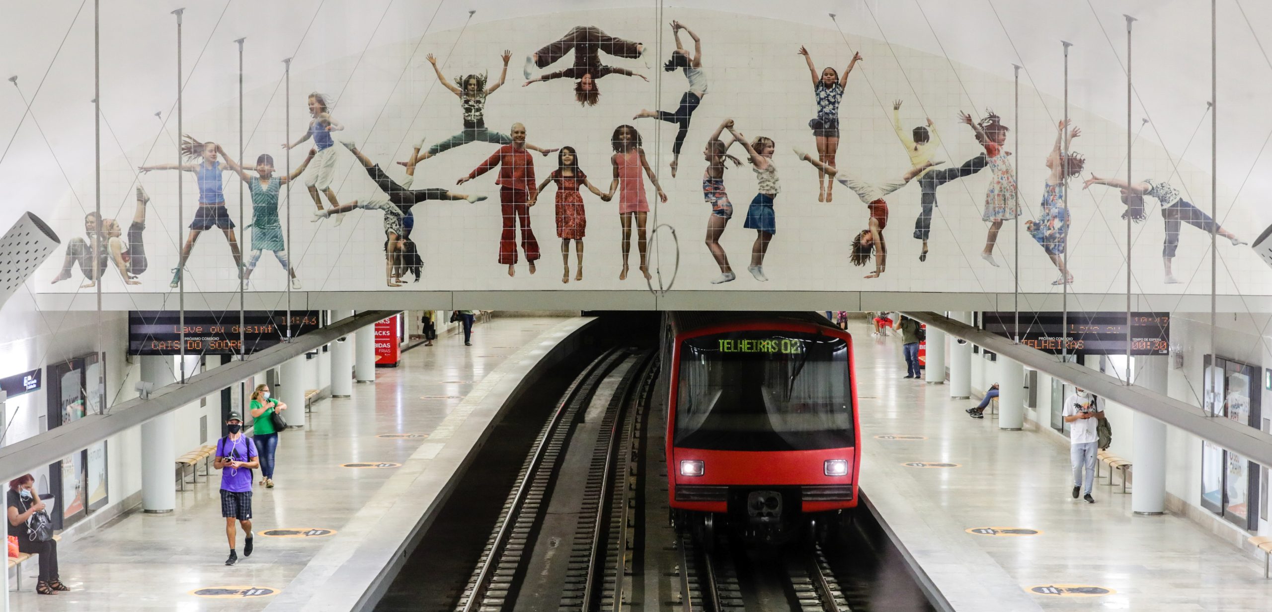 Estações de metro do Oriente, Rossio e Santa Apolónia abertas durante a noite devido ao calor