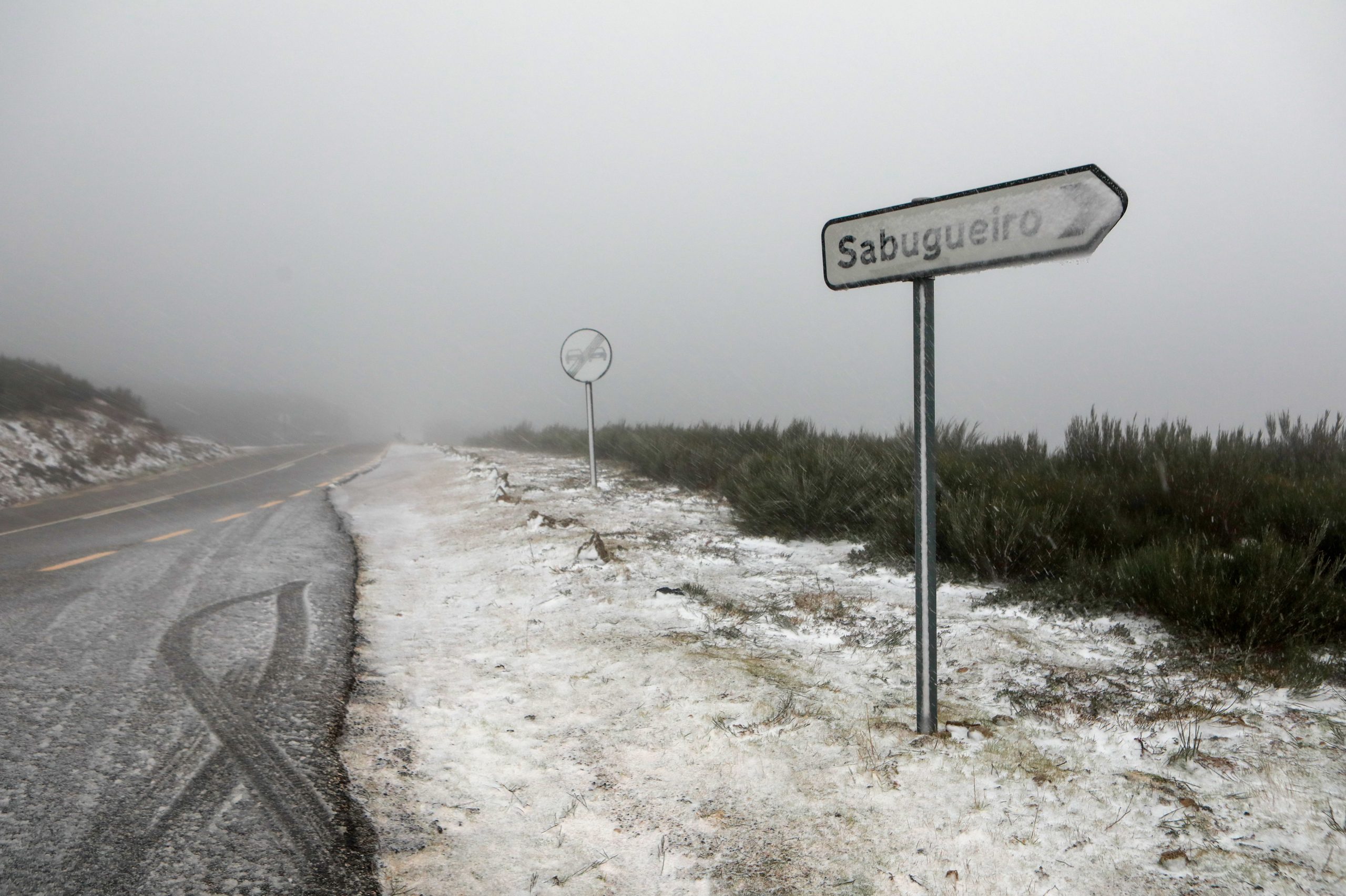 Primeira neve da época corta acessos à Serra da Estrela