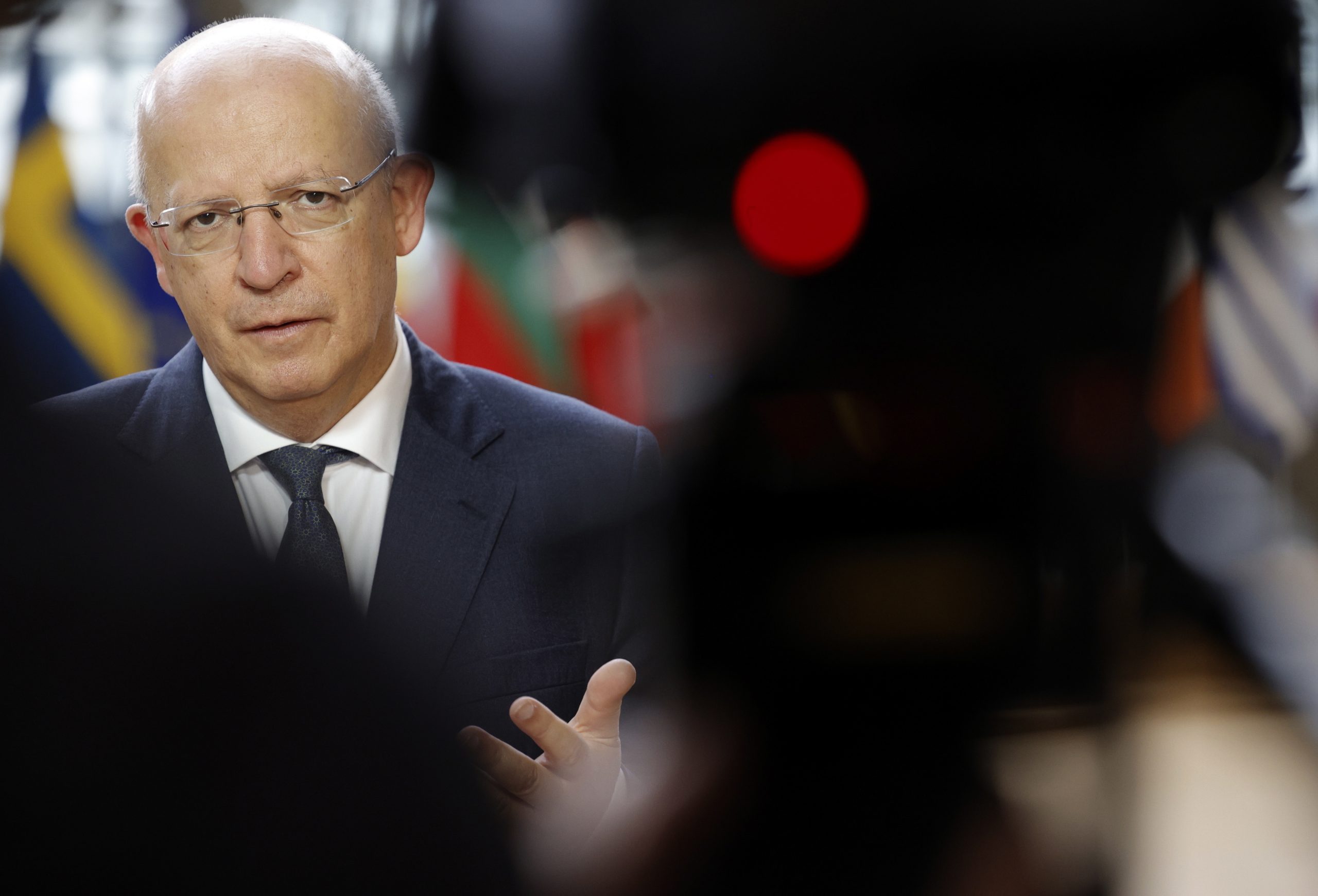 Santos Silva assegura que Portugal cumpriu as regras na entrada de britânicos