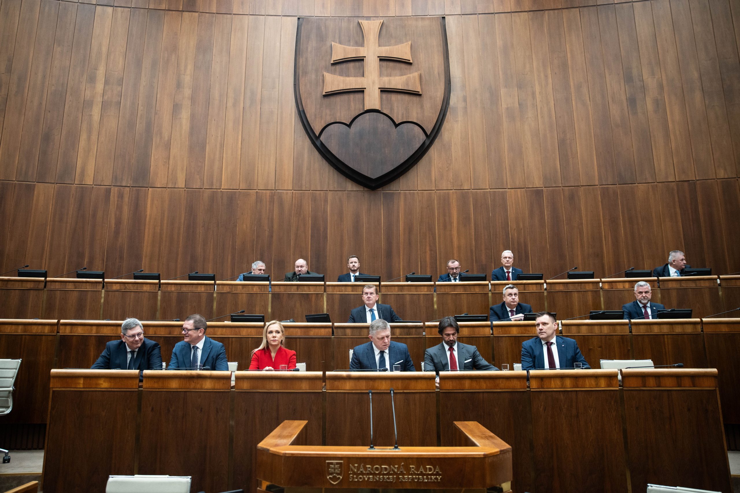 Eslováquia altera Constituição para reconhecer apenas dois sexos e restringir adoções