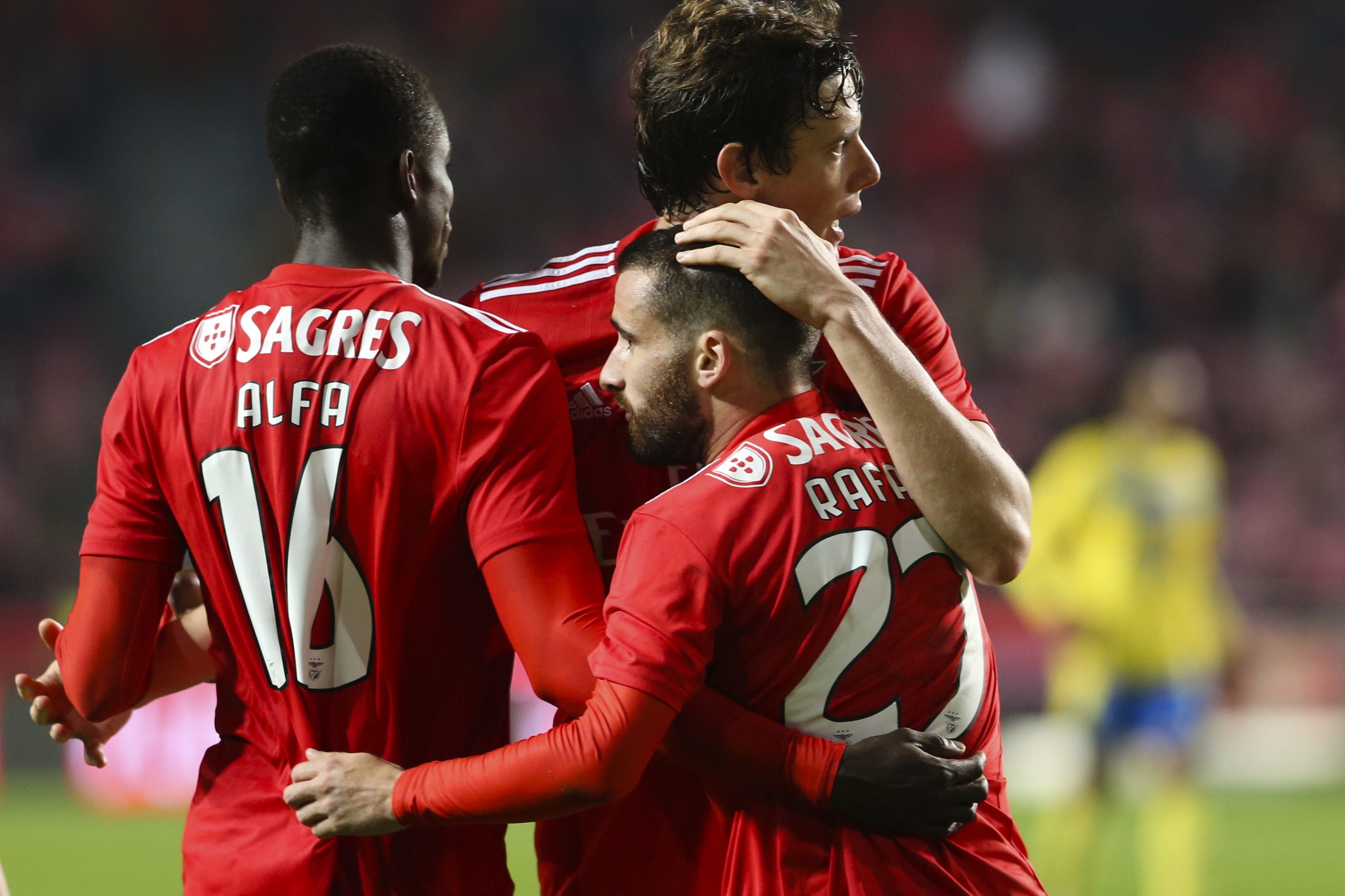Benfica procura afastar crise na receção ao Feirense