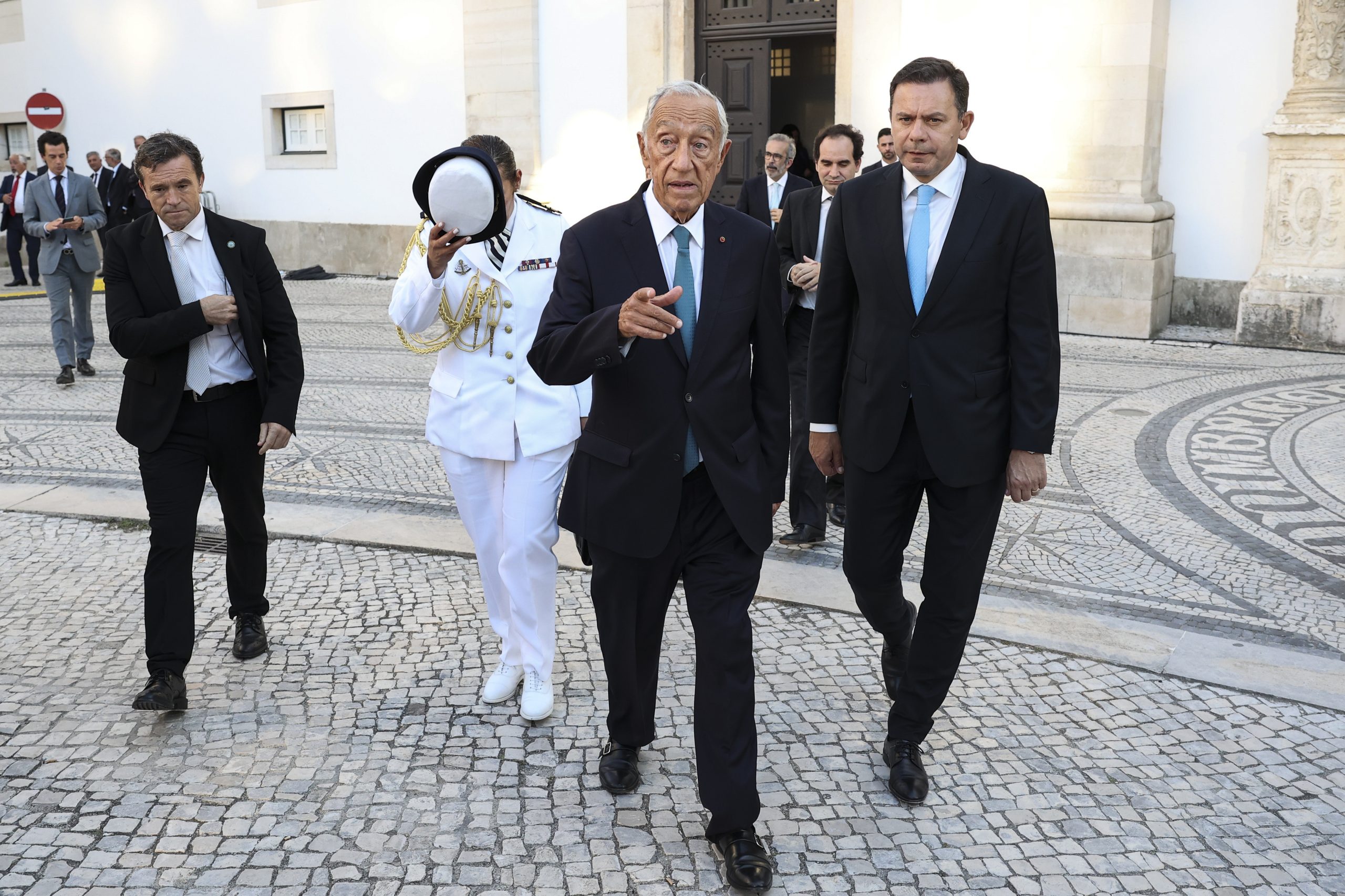 “Não conseguimos resolver tudo ao mesmo tempo”, diz Montenegro a funcionários consulares