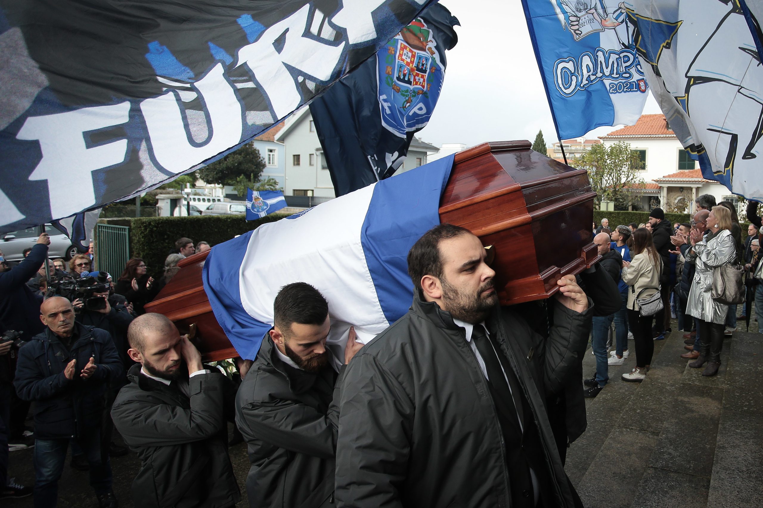Centenas de pessoas despediram-se de Fernando Gomes debaixo de chuva torrencial