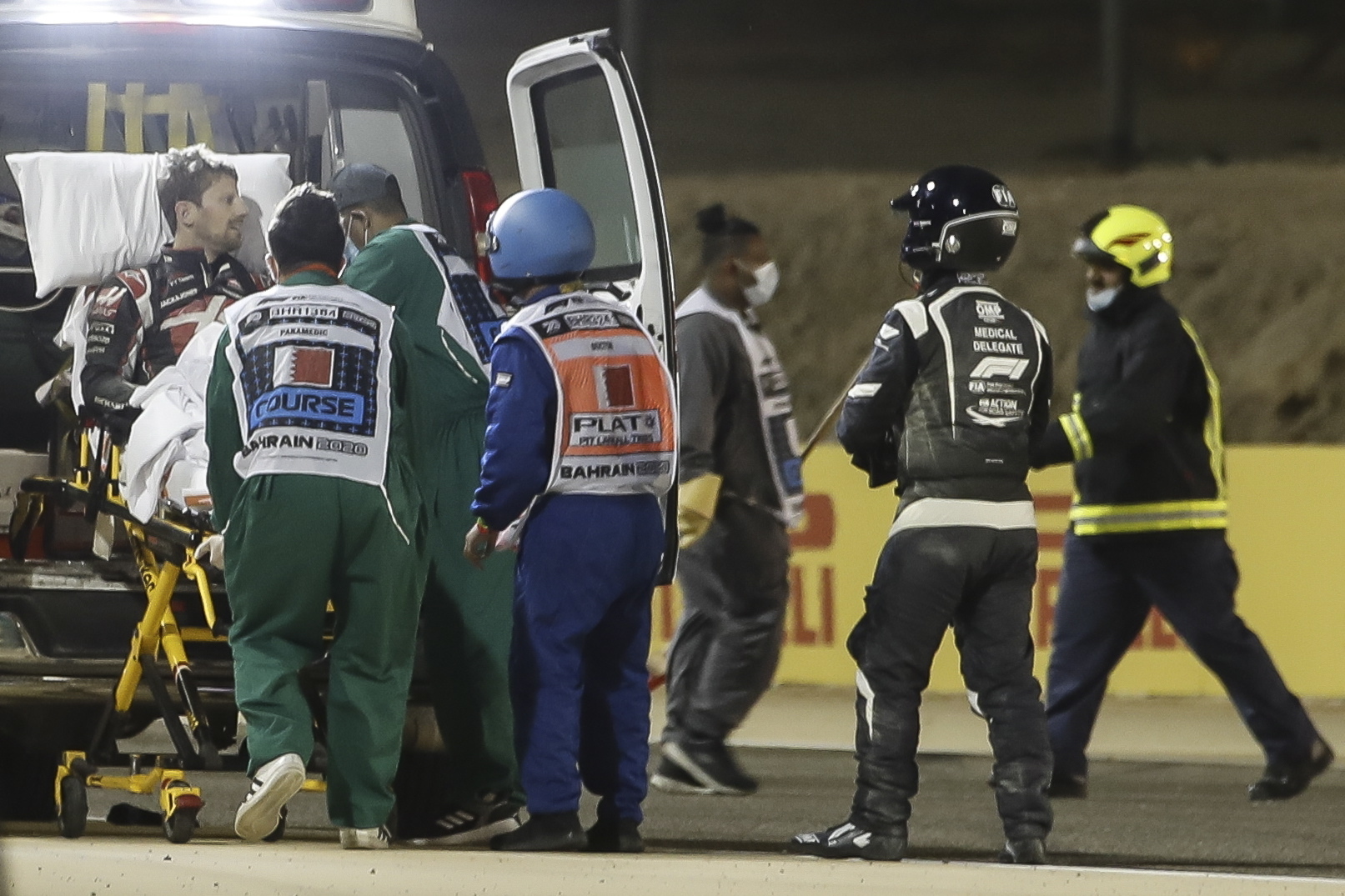 Grosjean teve alta após acidente no GP do Bahrain e mostra mão recuperada