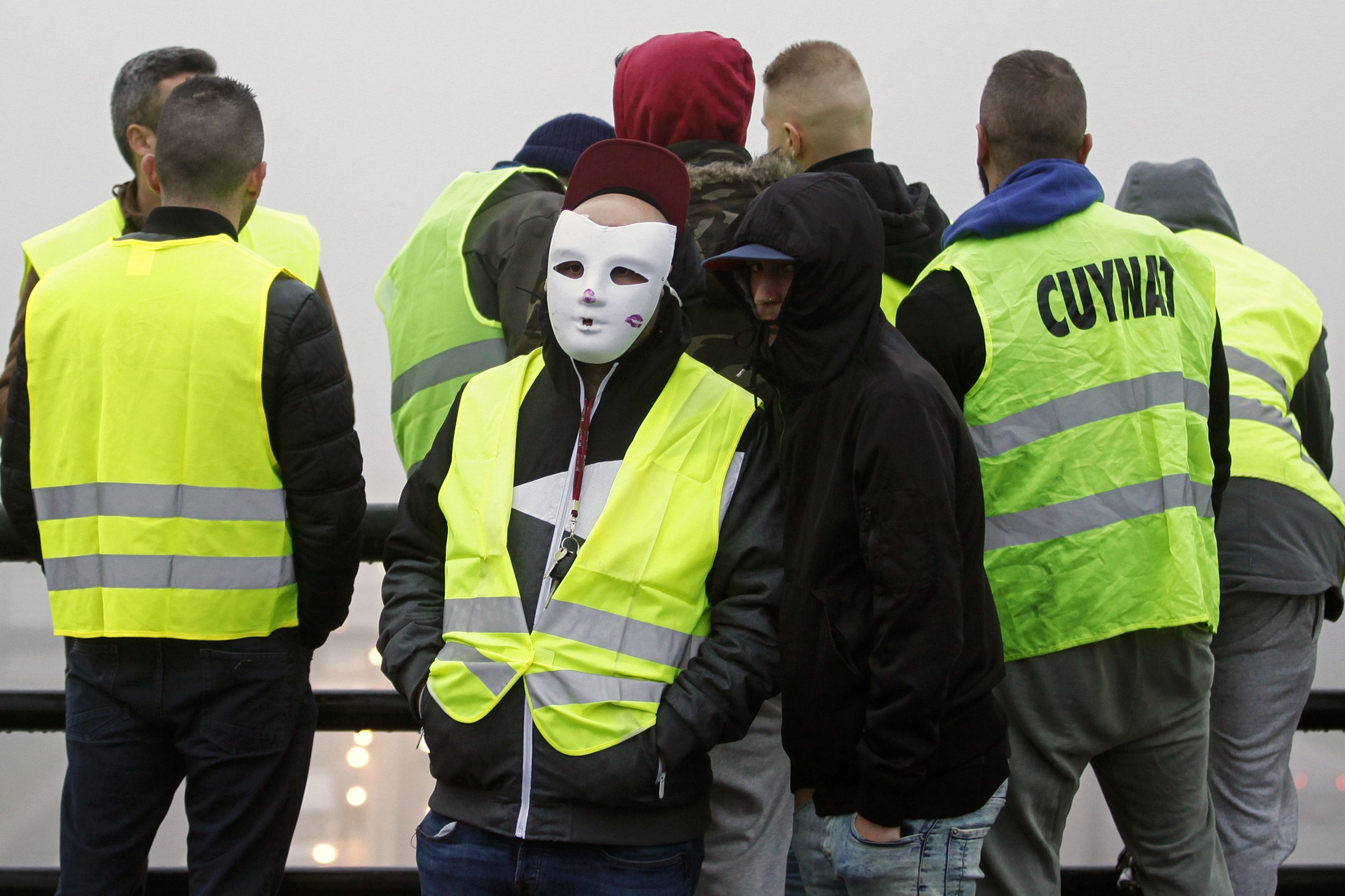 Coletes amarelos: Manifestantes tentam bloquear trânsito no Marquês de Pombal