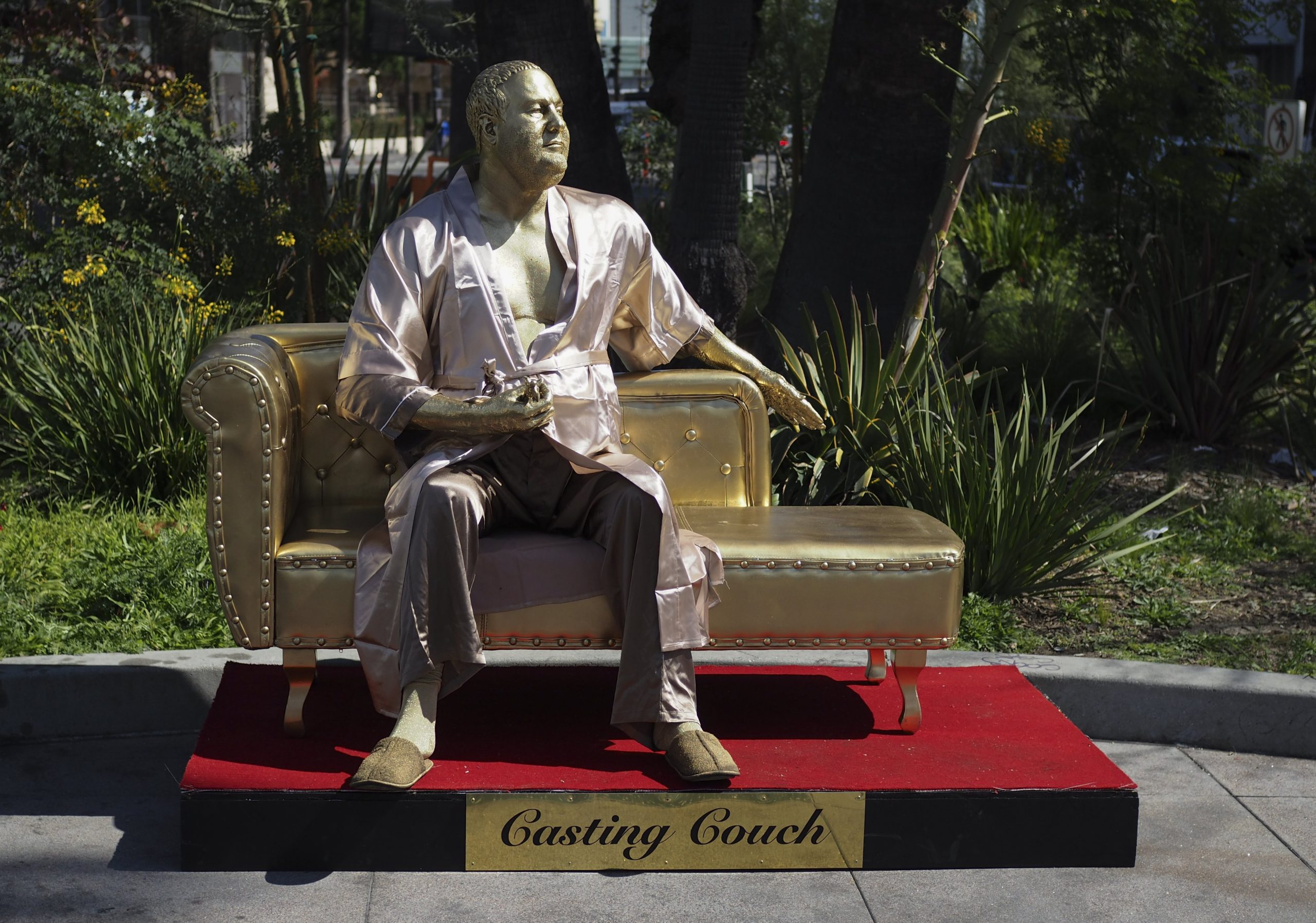 Estátua de Harvey Weinstein de roupão surge em Hollywood a dias dos Óscares