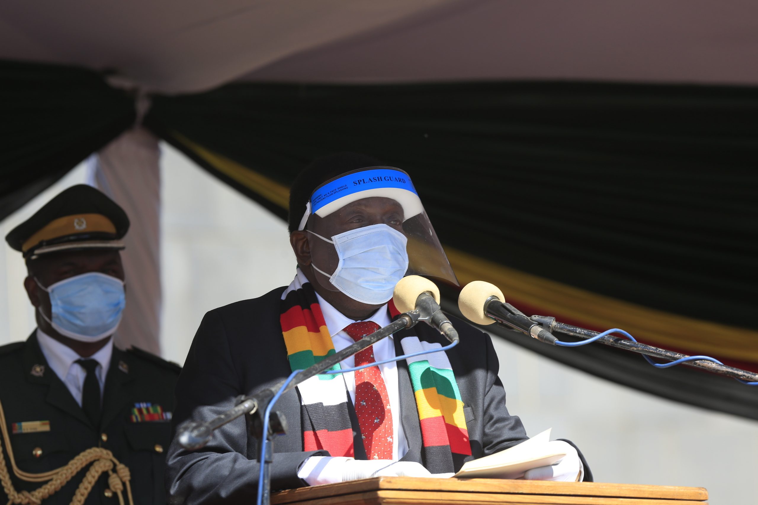 Presidente do Zimbabué acusa “forças obscuras” de tentarem dividir o país após detenção de opositores