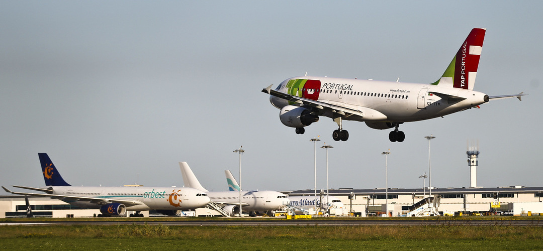 Voo operado pela Portugália Airlines fez aterragem de emergência no aeroporto de Lisboa