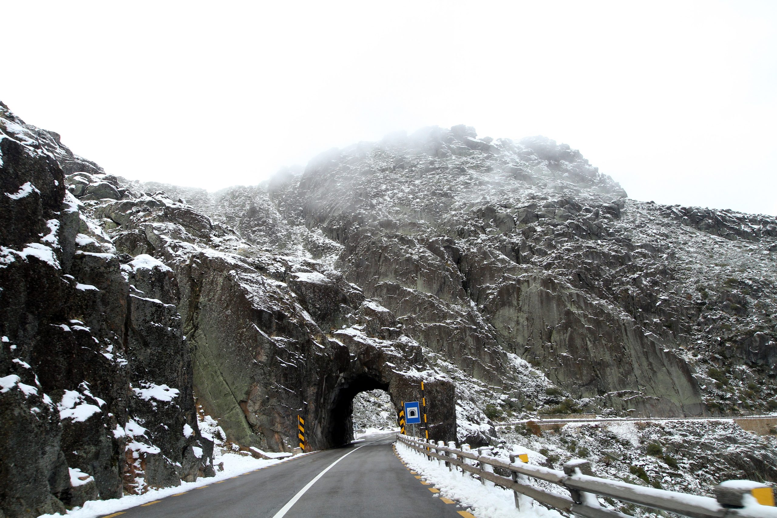 Nevou na Serra da Estrela e a estrada já foi reaberta no maciço central