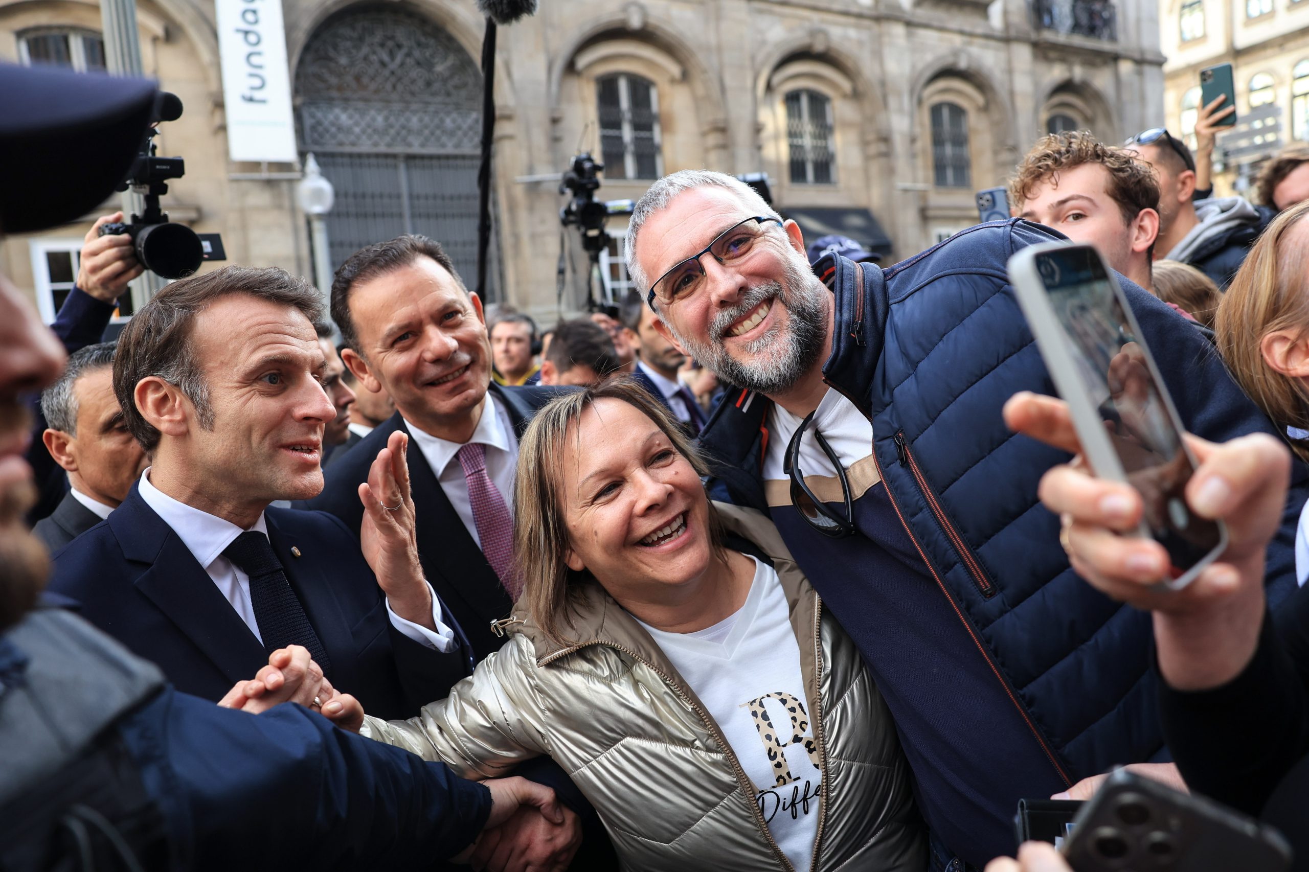 Macron fecha visita oficial no Porto agradecendo o “extraordinário acolhimento”