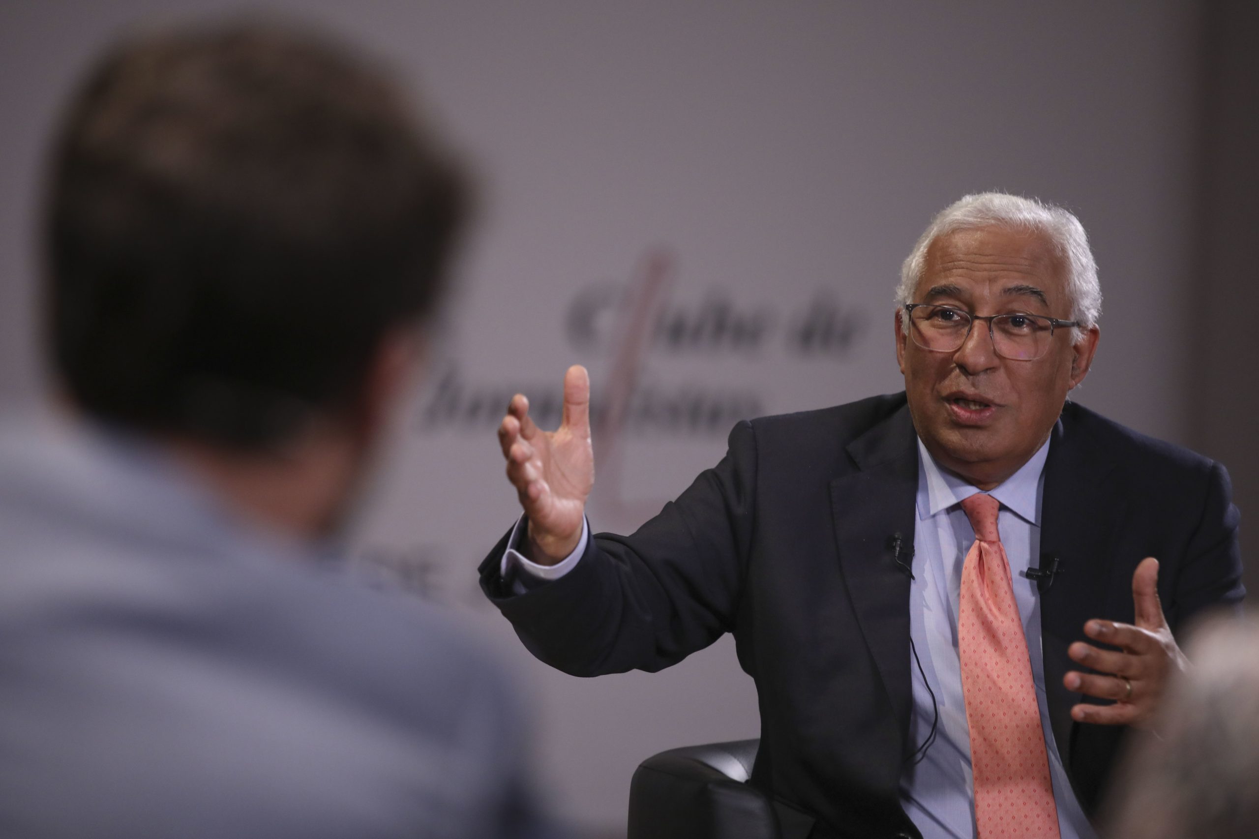 Costa mantém promessa de atualizar salários da administração pública em 2023