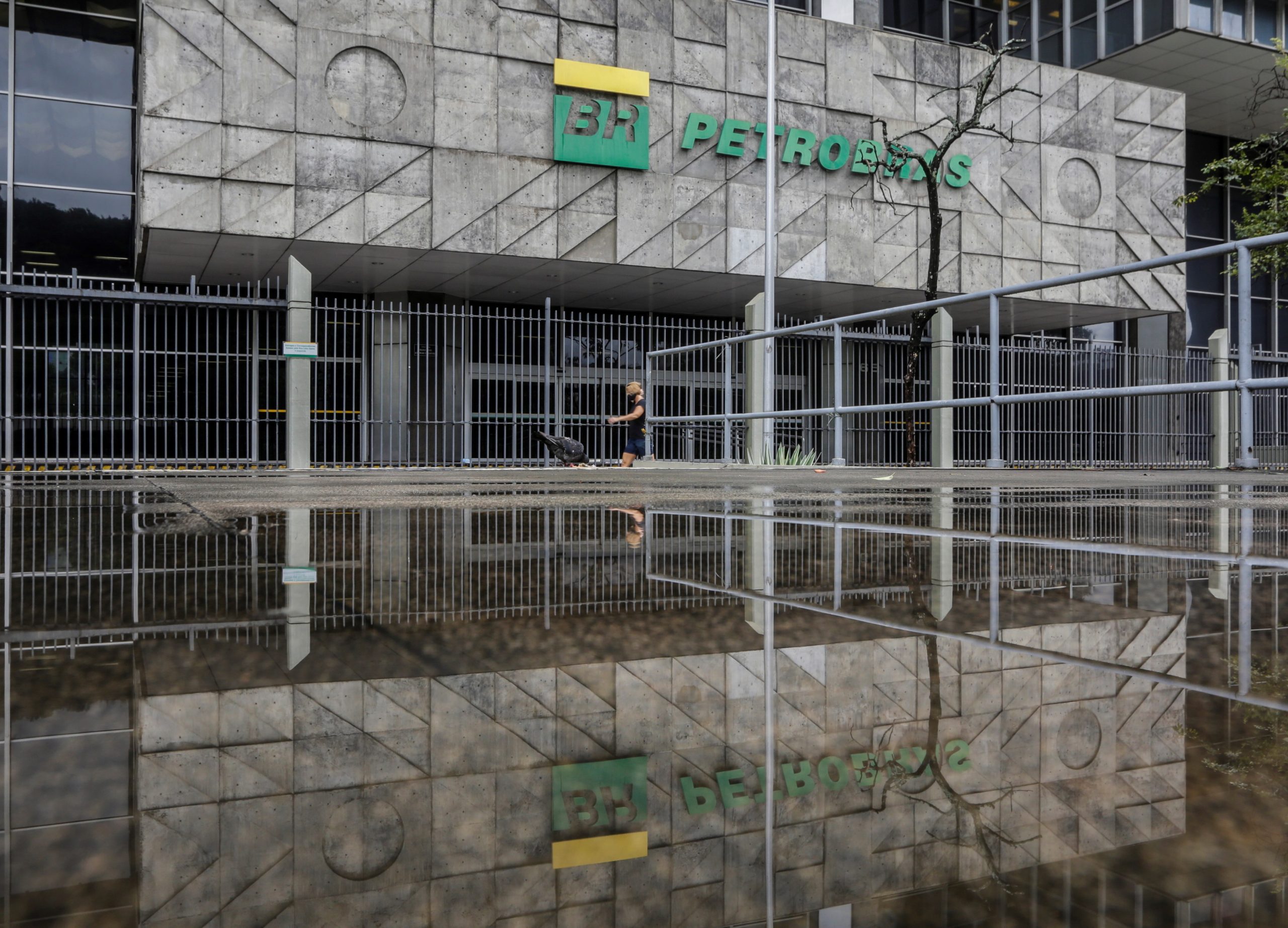 Petrobras diz que não antecipa políticas de preços após Bolsonaro ter dito que a empresa iria baixar o valor cobrado pelos combustíveis