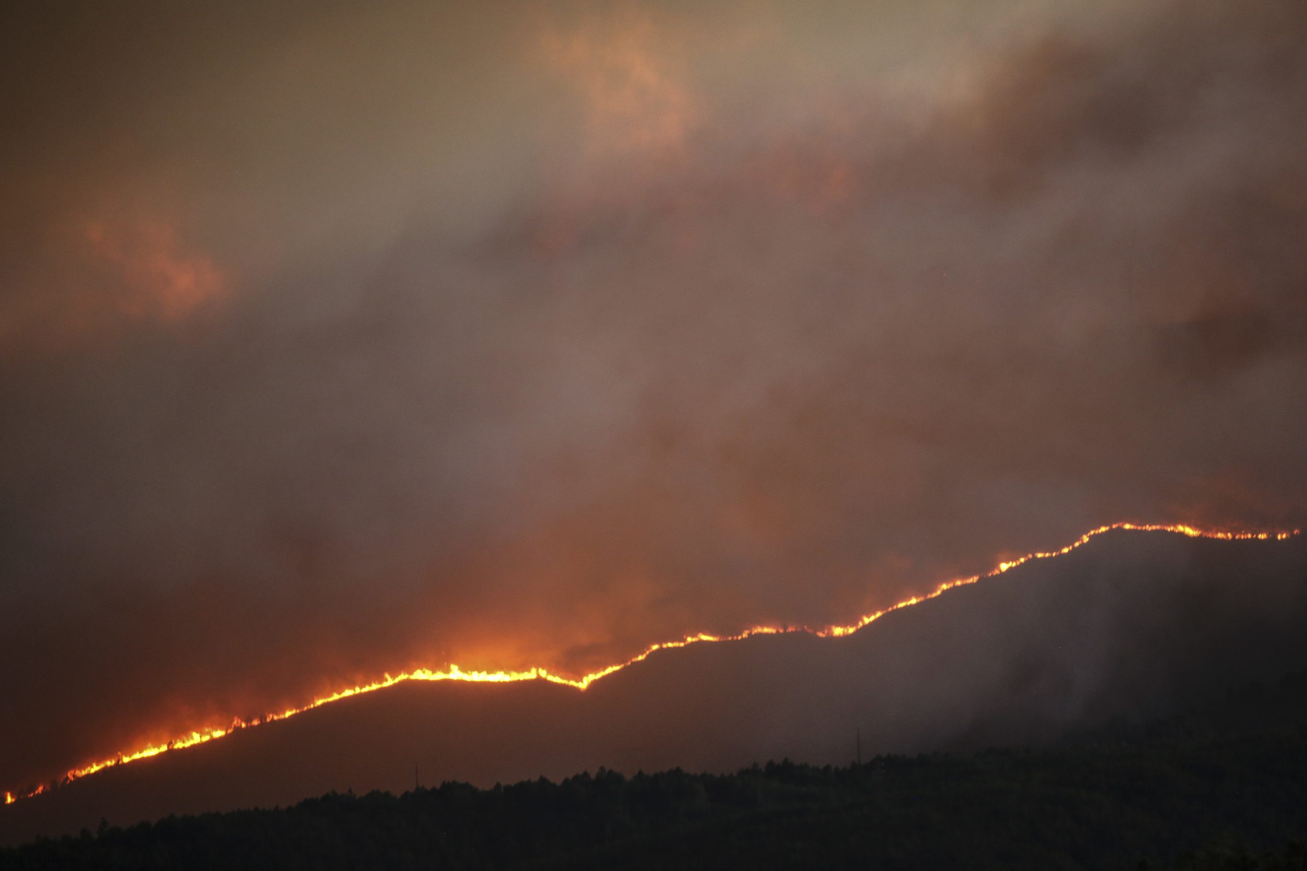Dominado fogo que lavrava desde sexta-feira em Mondim de Basto