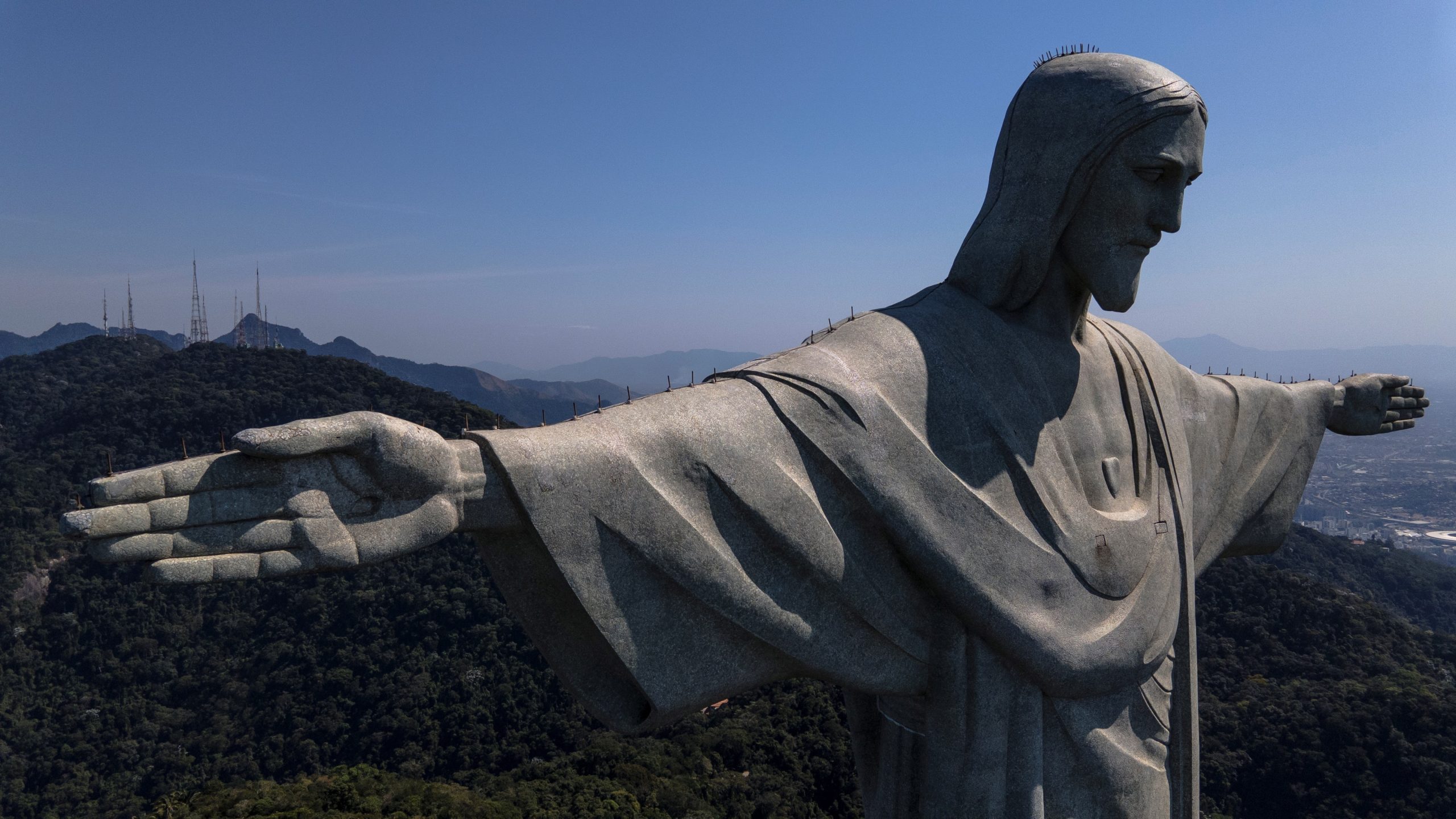 Papa envia ao Brasil material médico para luta contra a pandemia