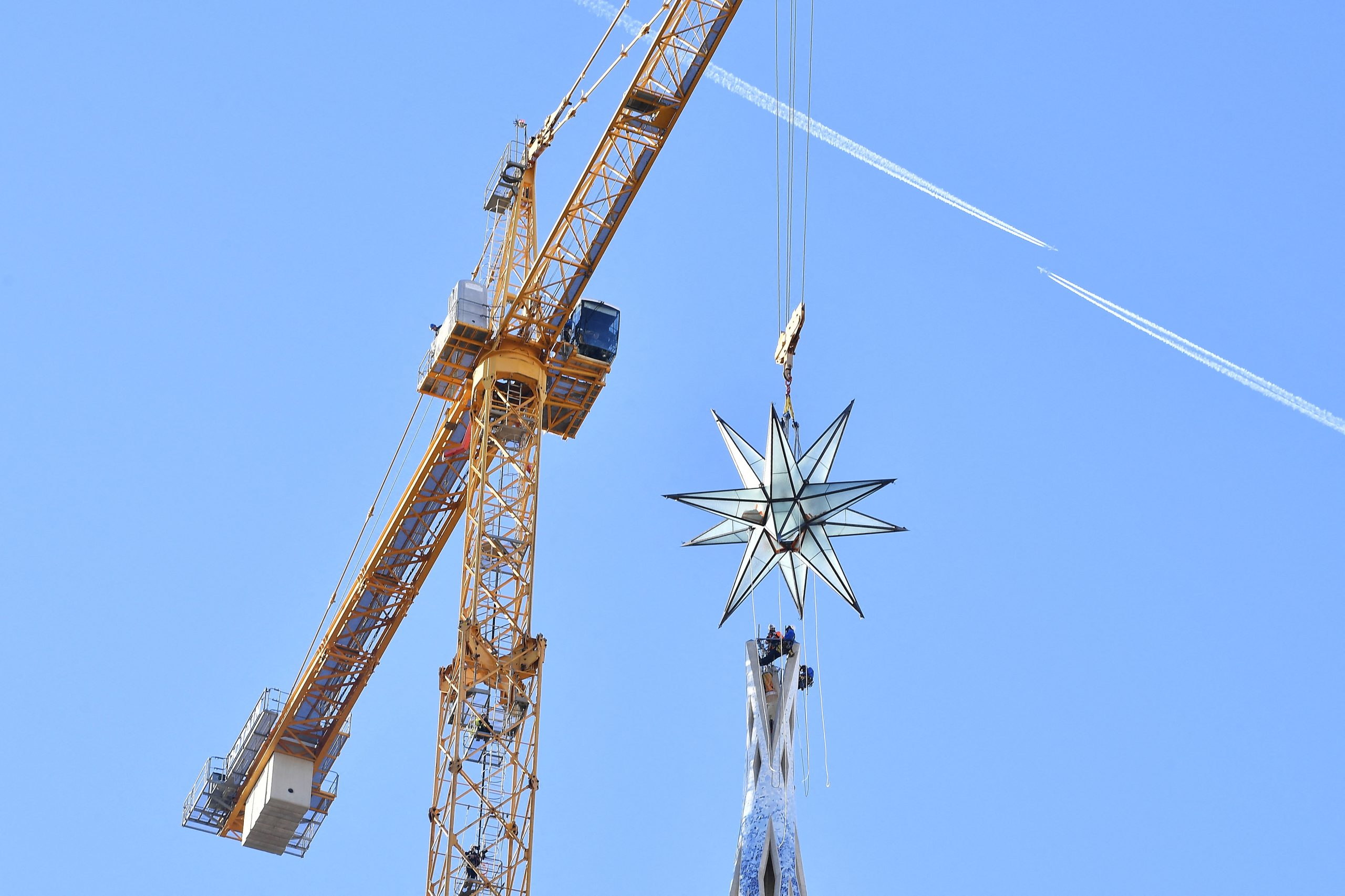 Uma estrela gigante está no alto da basílica da Sagrada Família — mas a cada passo na obra em Barcelona os moradores temem o futuro