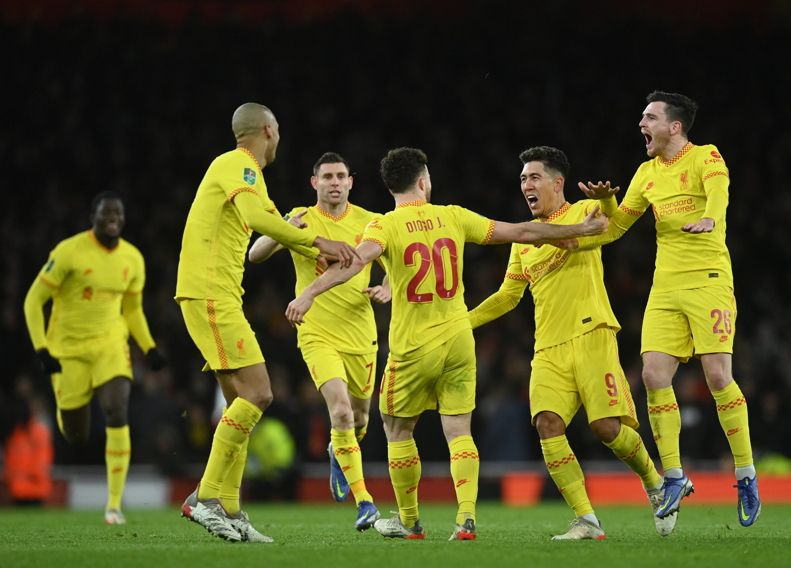 Liverpool vence Crystal Palace e reduz distância para o líder