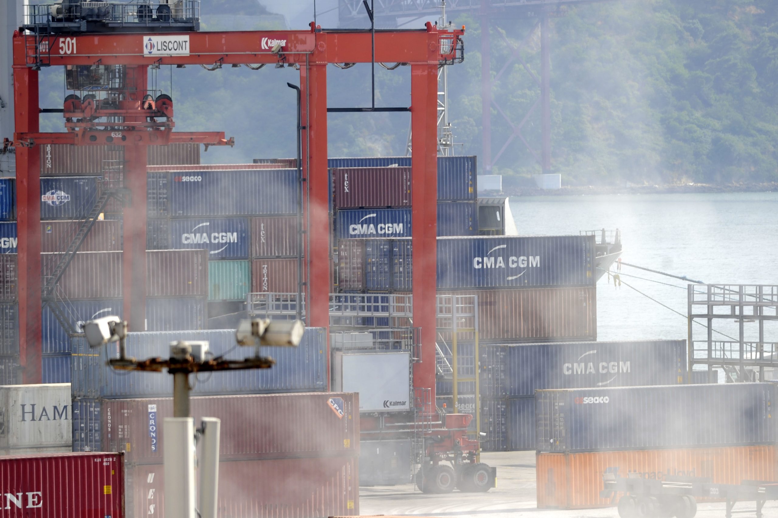 Excedente externo da economia sobe para quase 9.800 milhões de euros até novembro de 2024