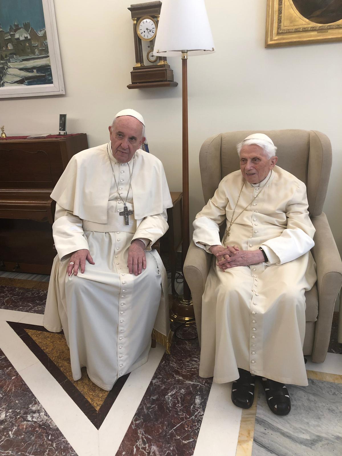 Bento XVI faz hoje 92 anos e recebeu visita do Papa Francisco