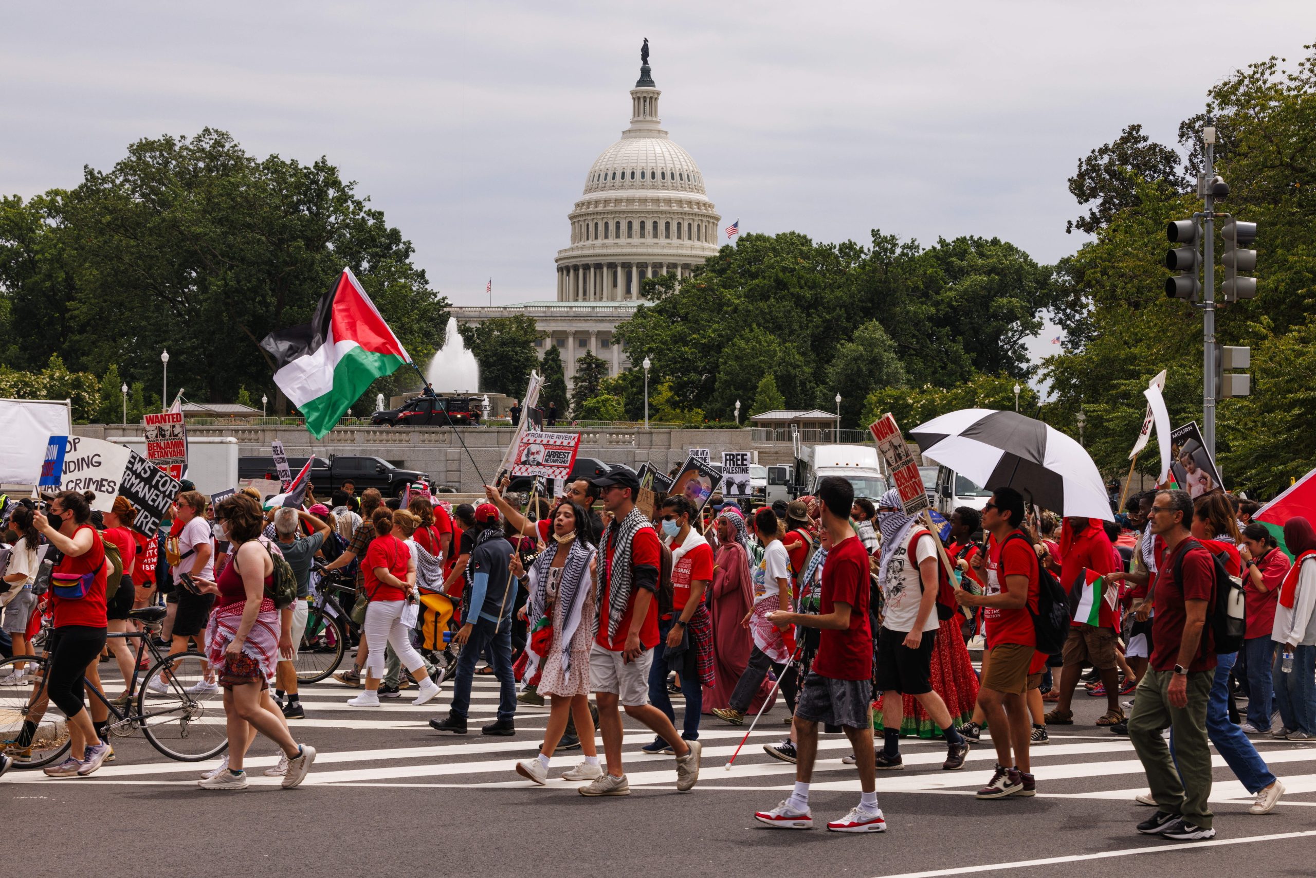 “A hipocrisia dos nossos políticos hoje superou todos os limites”. Milhares protestaram contra Netanyahu em frente ao Capitólio dos EUA