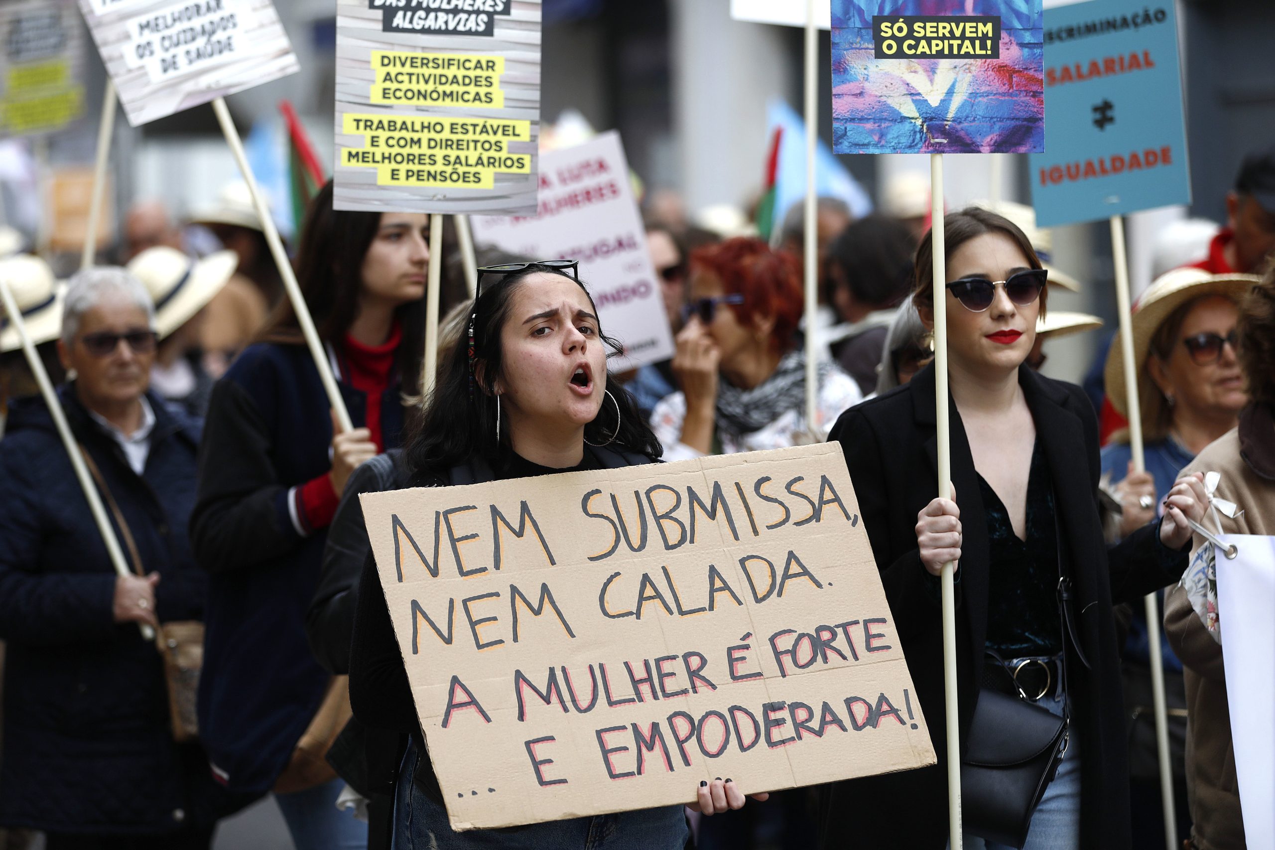 Organizações pedem mais investimento na defesa dos direitos das mulheres face a cortes de Trump