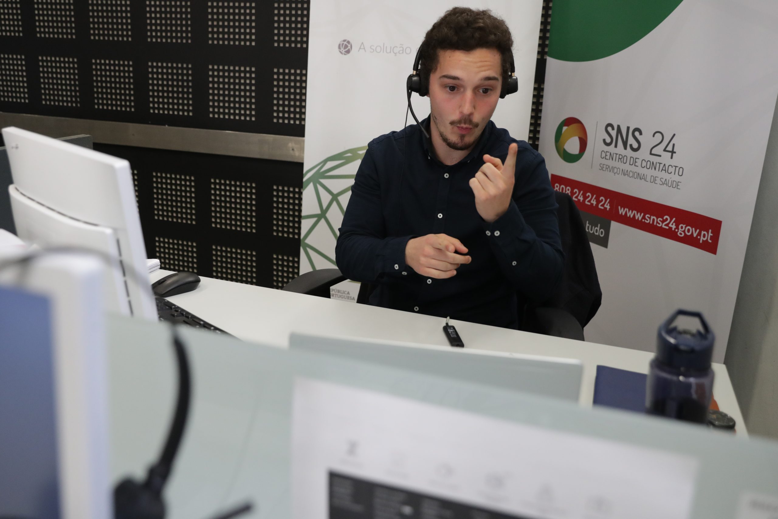 Covid-19: Atendimento para surdos do SNS24 ilustra capacidade de adaptação, defende o Governo