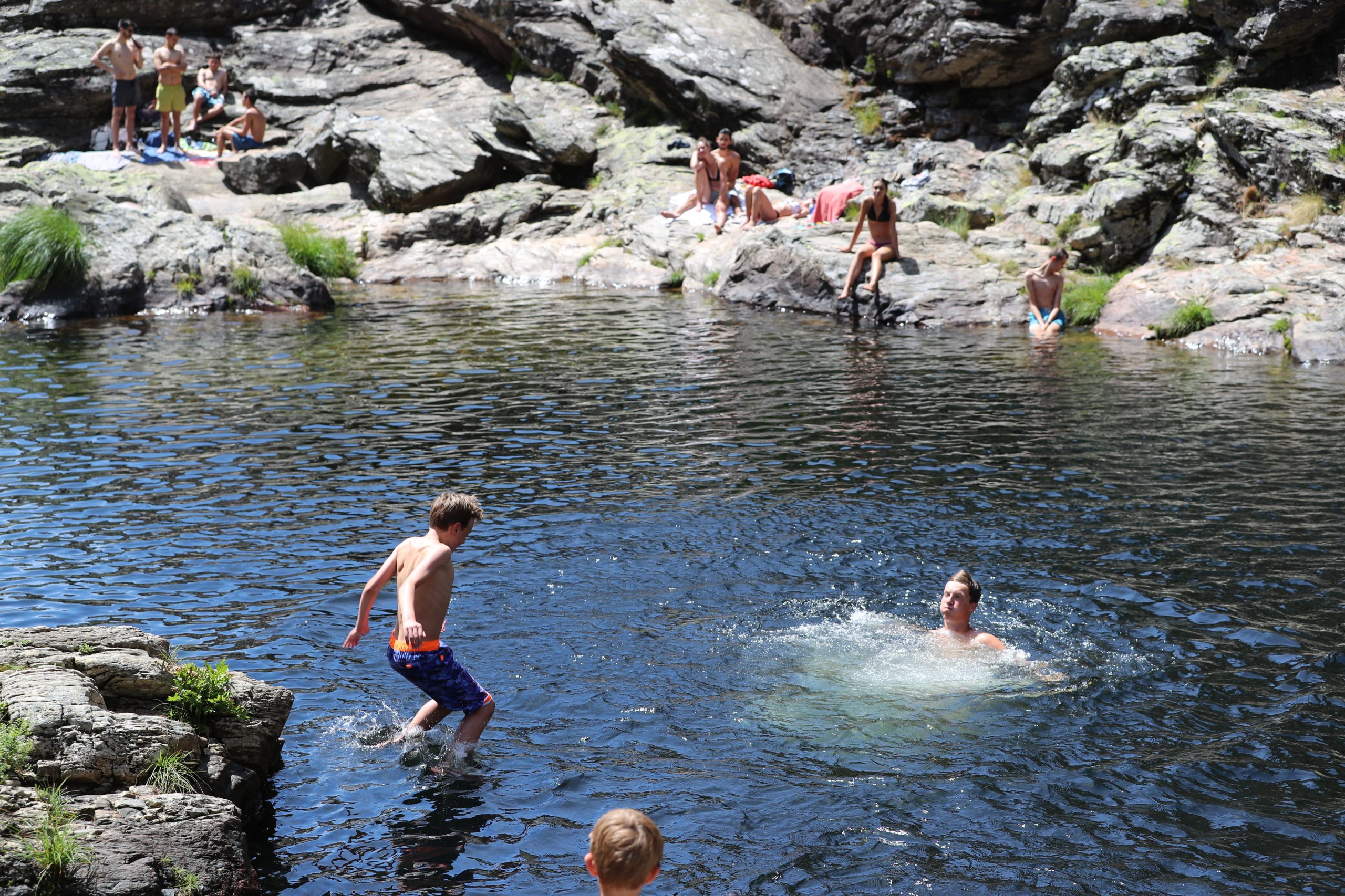 Calor. Afluência de banhistas sobe nas praias do Alqueva em Monsaraz e Mourão
