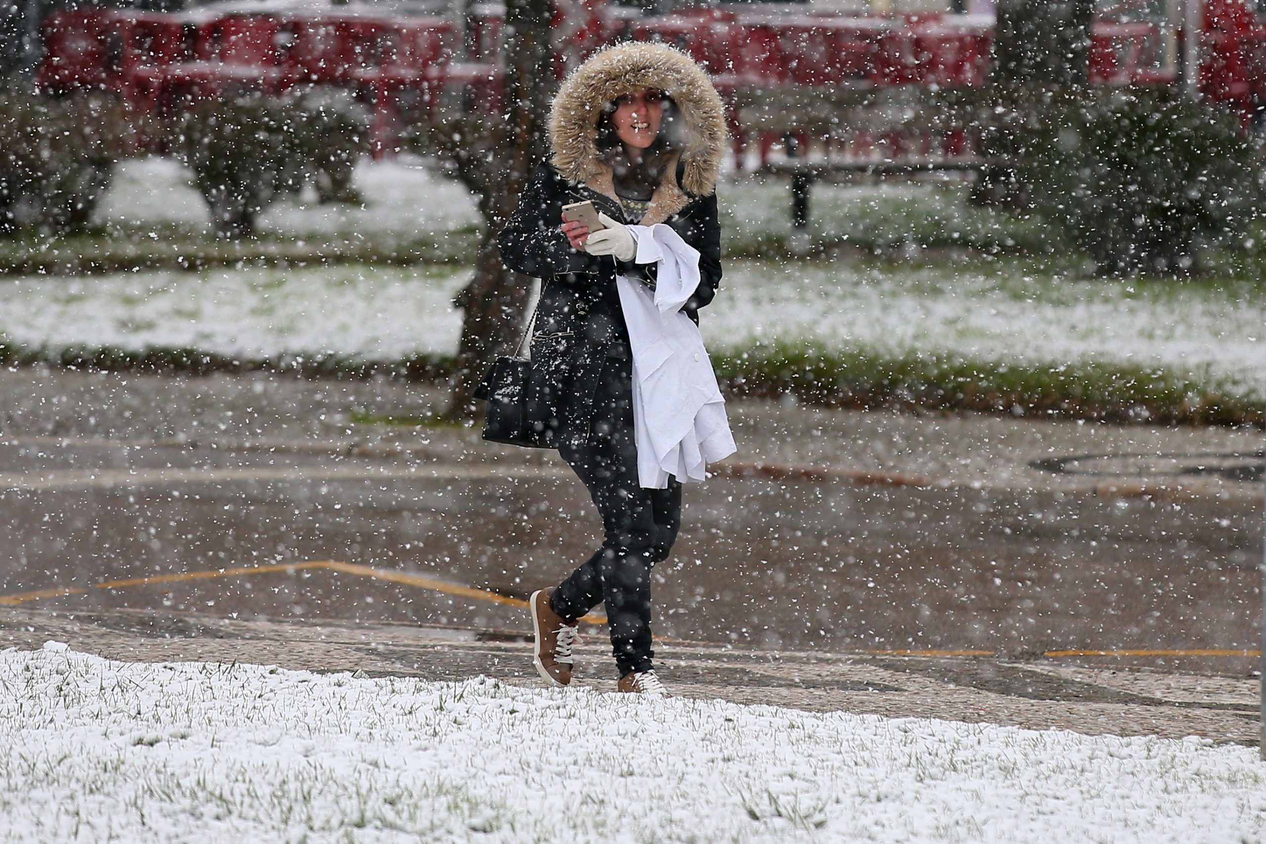 Frio intenso marca dia de eleições presidenciais, mas tempo seco e sol dominam grande parte do país