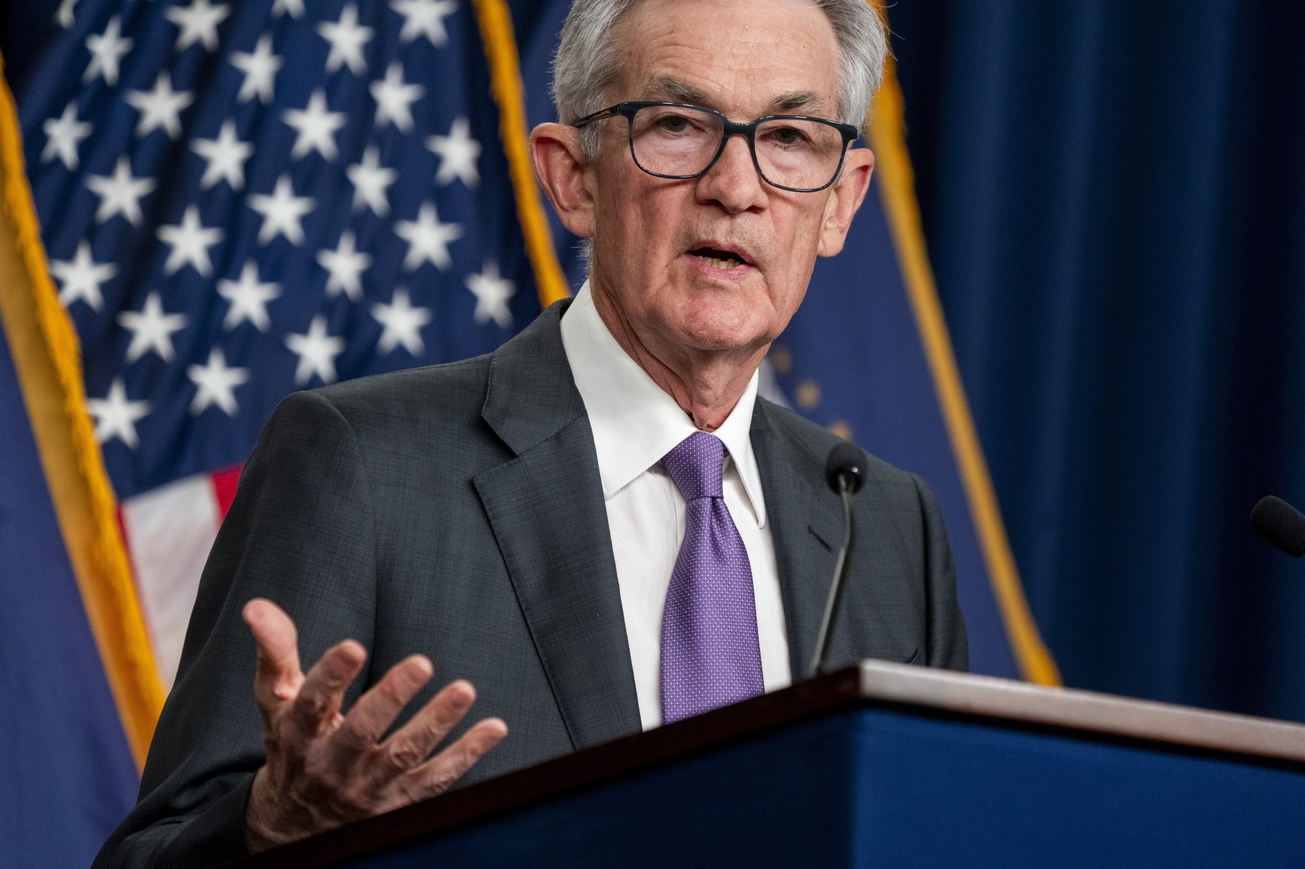 EUA: Powell confirma corte dos juros nos próximos meses e nega influência política