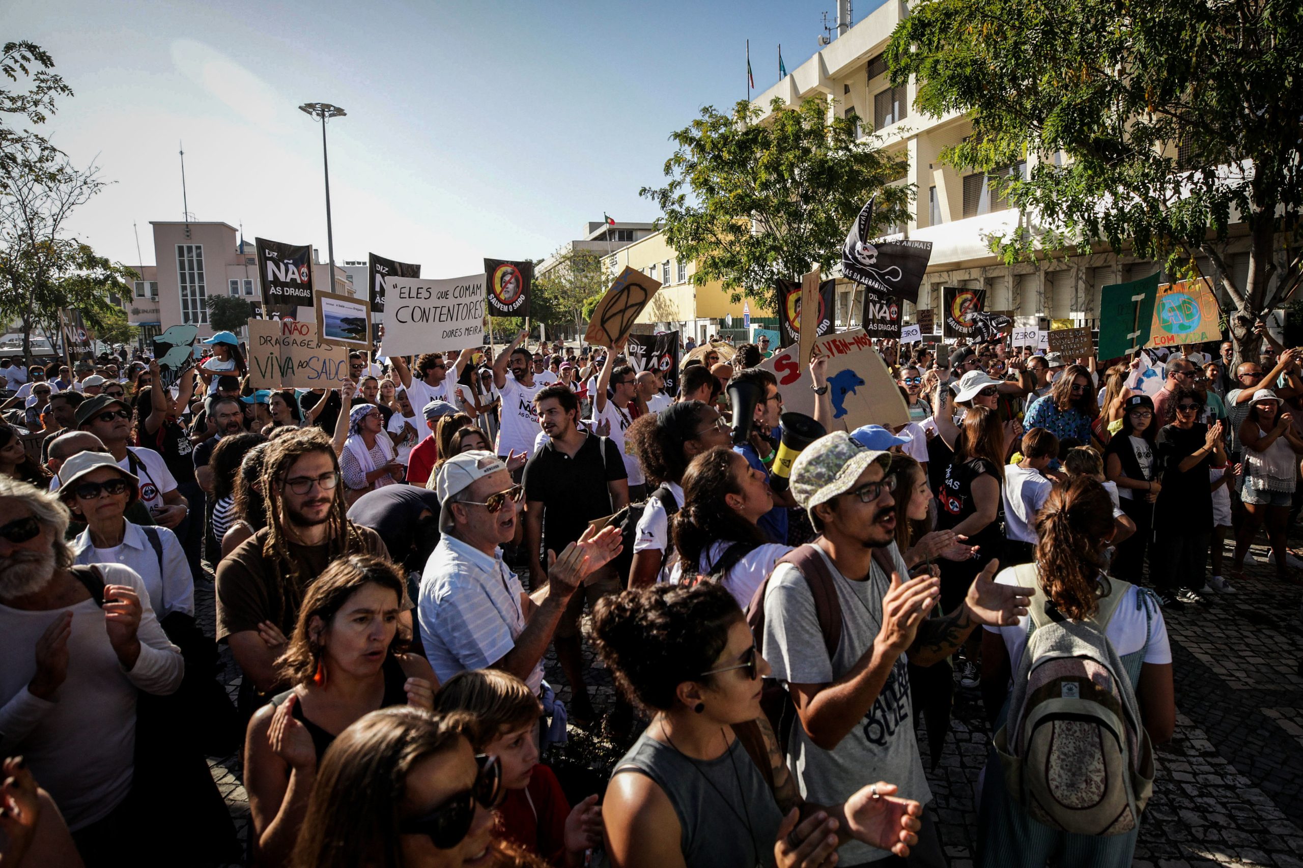 Mais de mil pessoas em manifestação em Setúbal contra as dragagens no Sado