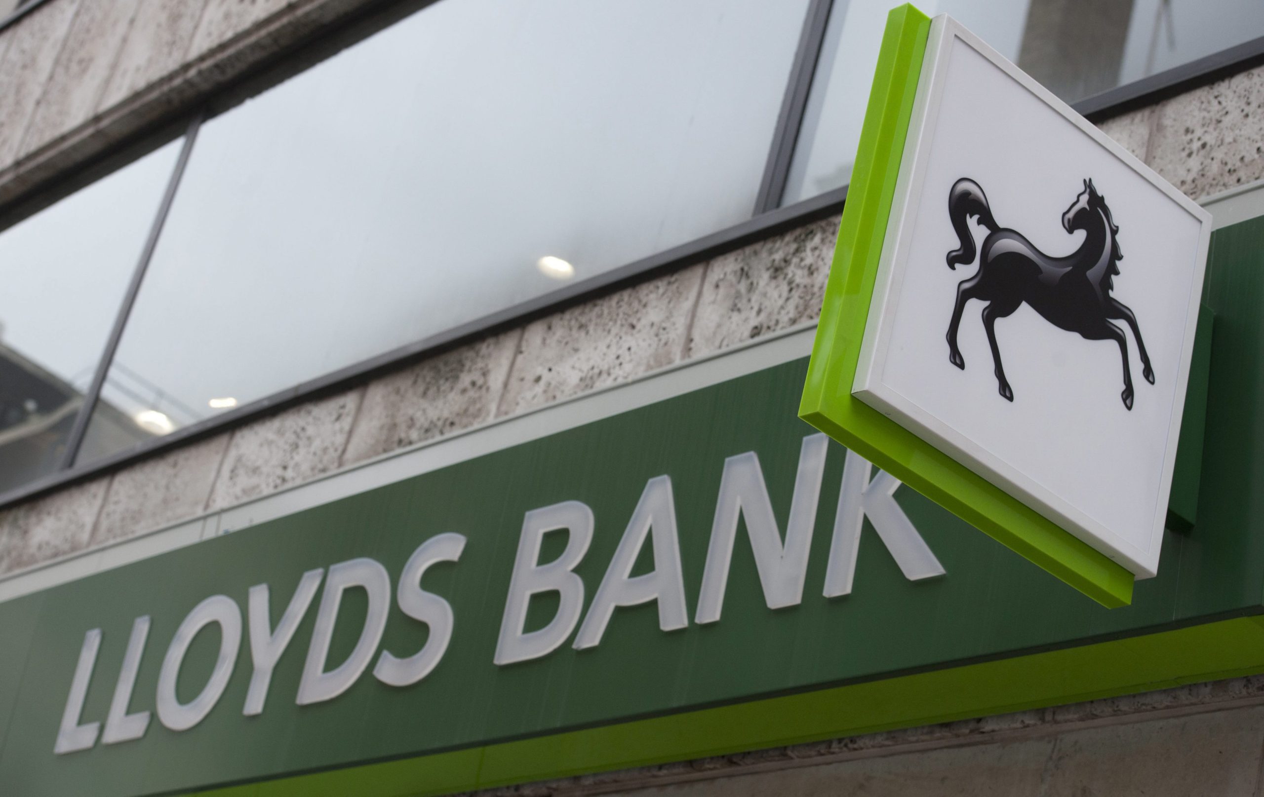 Banco britânico Lloyds elimina mais 665 empregos e encerra 49 agências