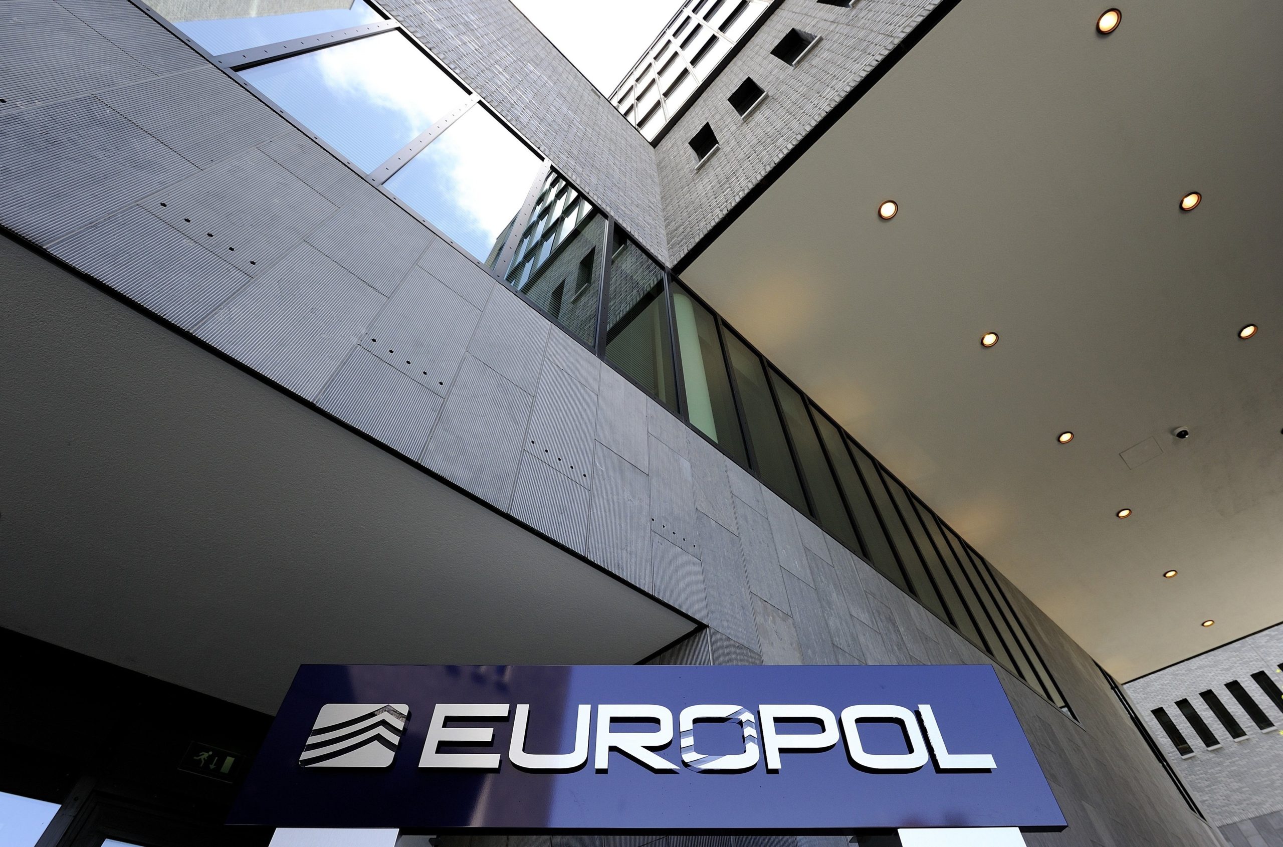 Crime organizado na UE está mais violento e recorre mais à corrupção, indica estudo da Europol