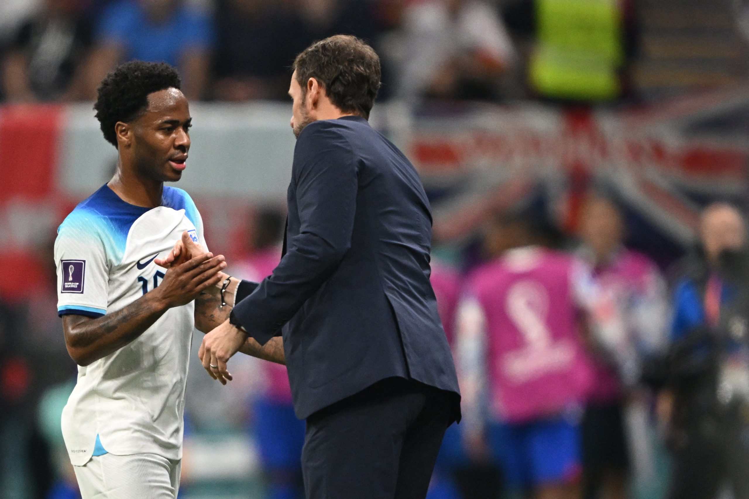 Após ter a casa assaltada em Londres, Sterling volta à seleção inglesa no Qatar
