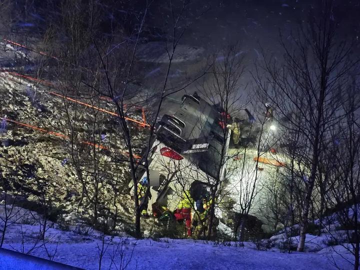 Pelo menos três pessoas morrem em despiste de autocarro na Noruega