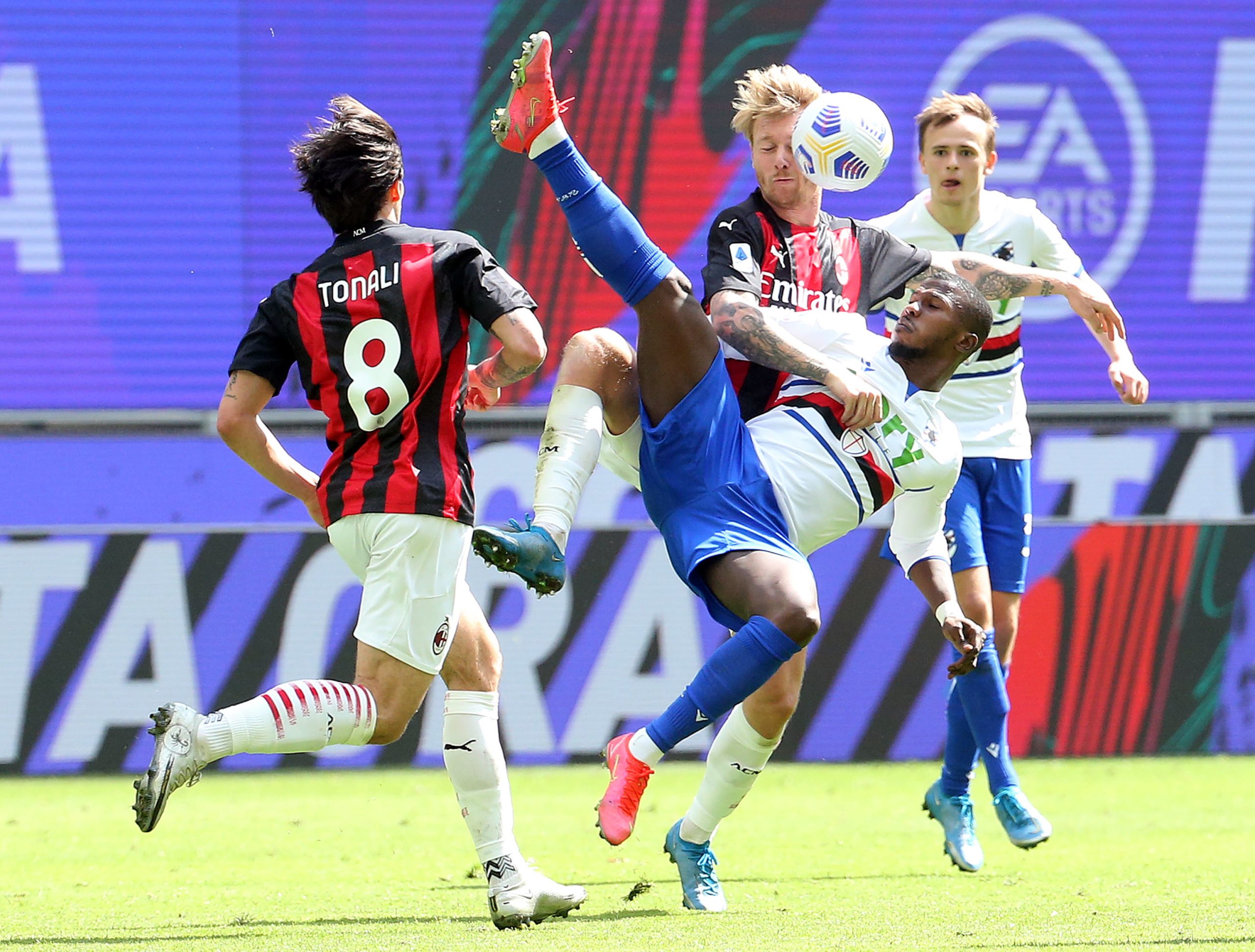 AC Milan empata com Sampdoria e Adrien Silva é expulso