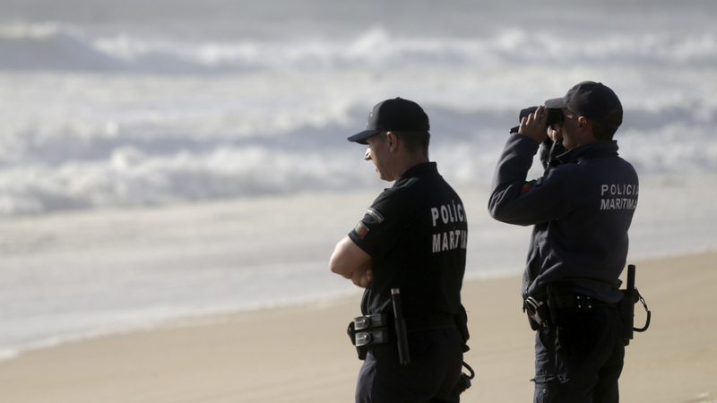 Polícia Marítima portuguesa resgata 35 migrantes na Grécia